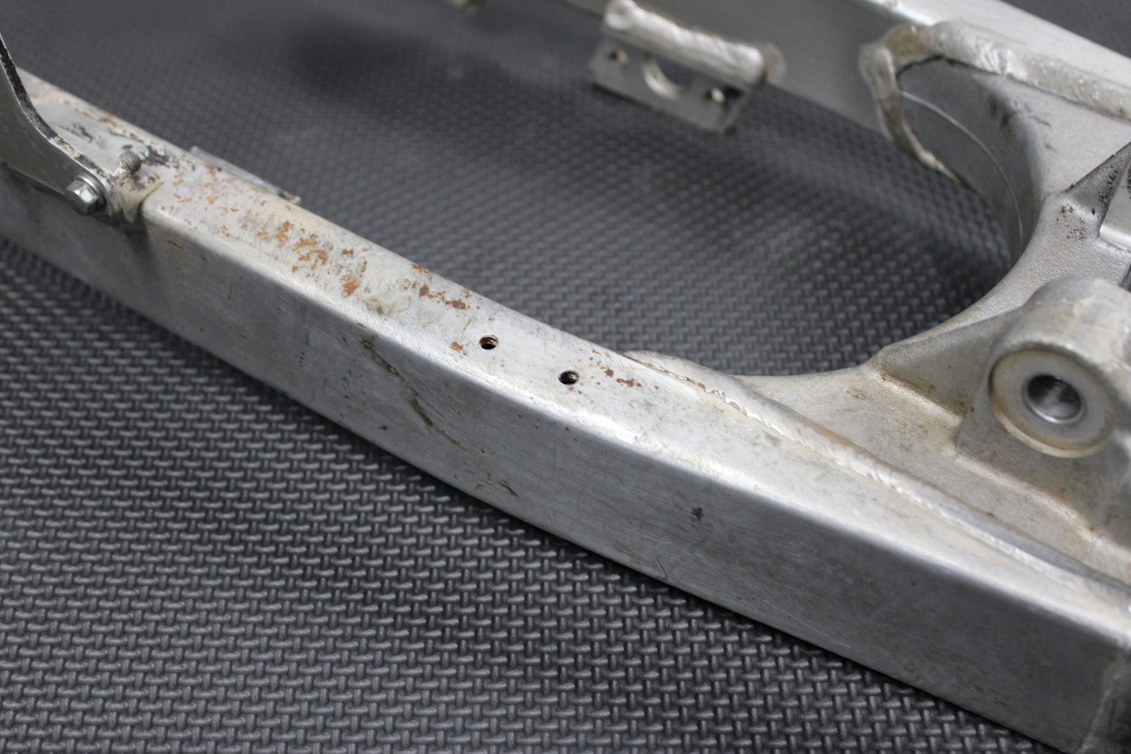2001 SUZUKI RM80 OEM SWINGARM SWING ARM SUSPENSION 61000 - 03B21 - hggarage