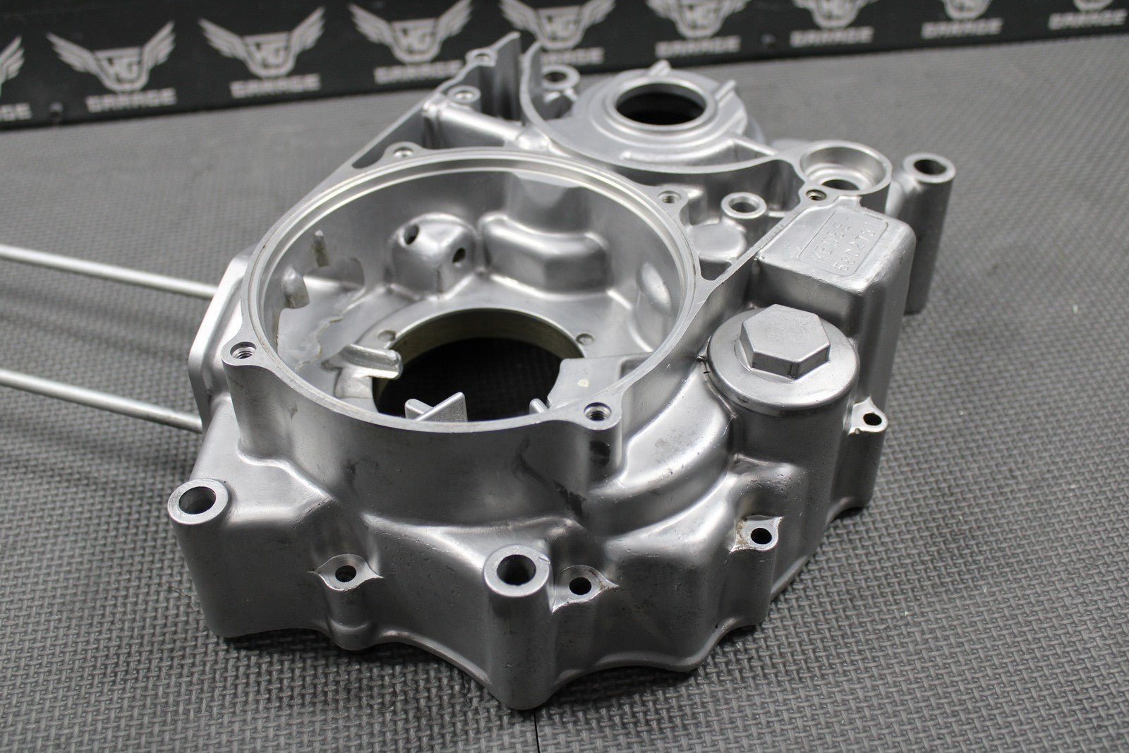 1999 HONDA XR200R 88 - 02 OEM LEFT ENGINE MOTOR CRANKCASE CRANK CASE 11200 - KT0 - 680 - hggarage