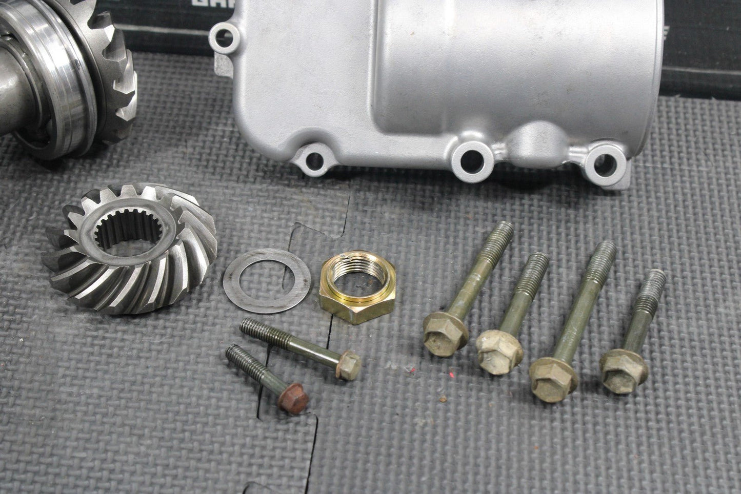 04 - 09 SUZUKI QUADSPORT LTZ250 OEM OUTPUT DRIVE SHAFT BEVEL GEARS HOUSING COVER - hggarage