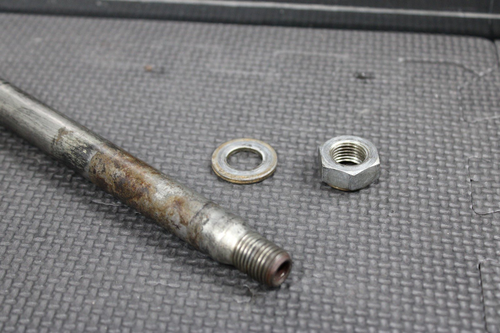 02 - 22 HONDA CRF450R OEM REAR SWINGARM BOLT SUSPENSION PIVOT AXLE 52101 - KZ4 - J40 - hggarage