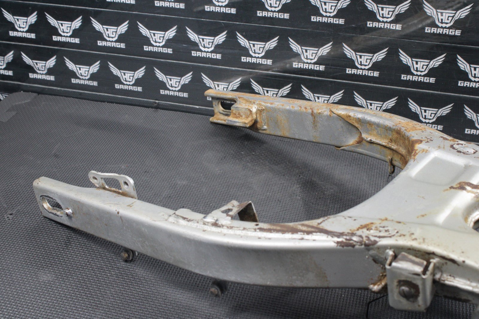 1987 YAMAHA TW200 OEM SWINGARM SWING ARM SUSPENSION 2JX - 22110 - 10 - 35 - hggarage