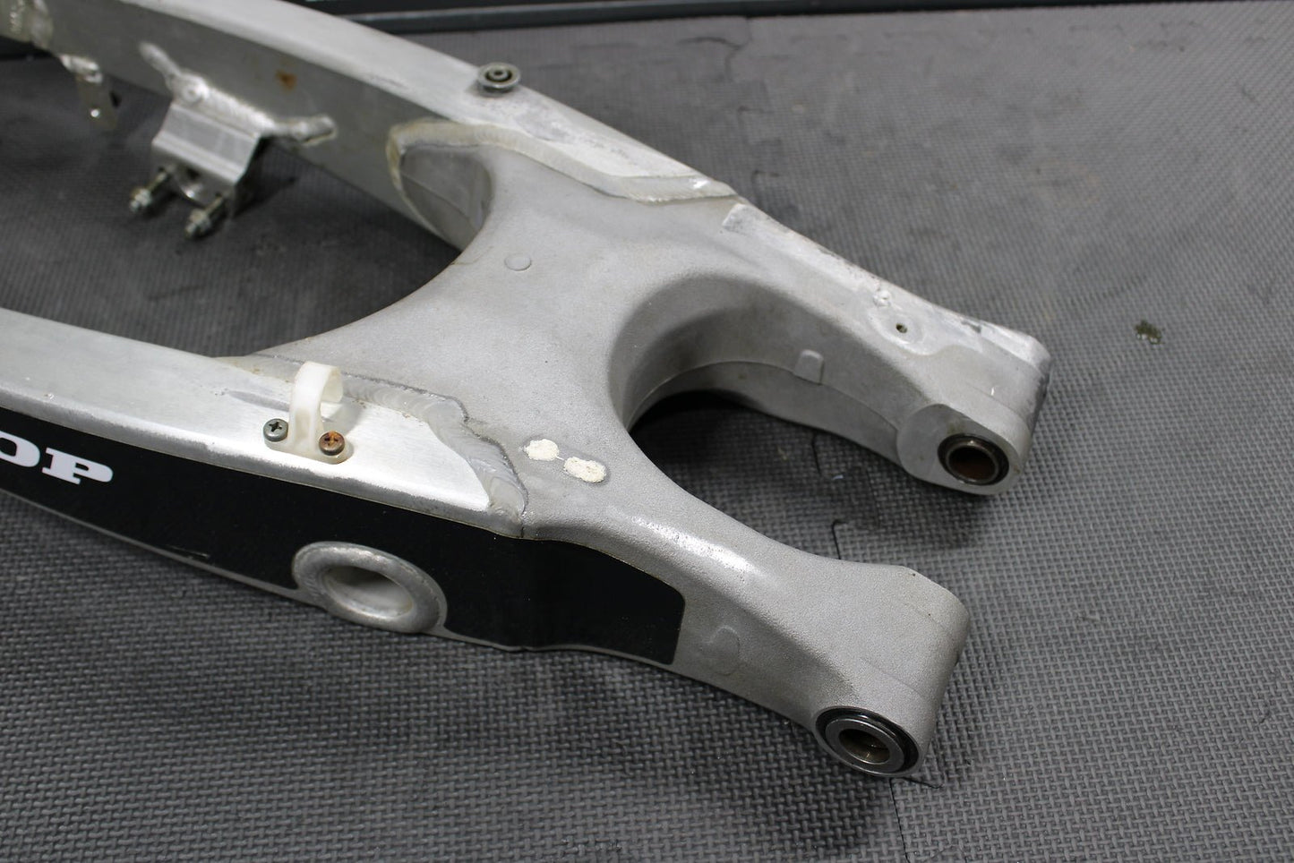2003 Yamaha YZ125 OEM Swingarm Swing Arm Suspension 5UN - 22110 - 00 - 00 - hggarage