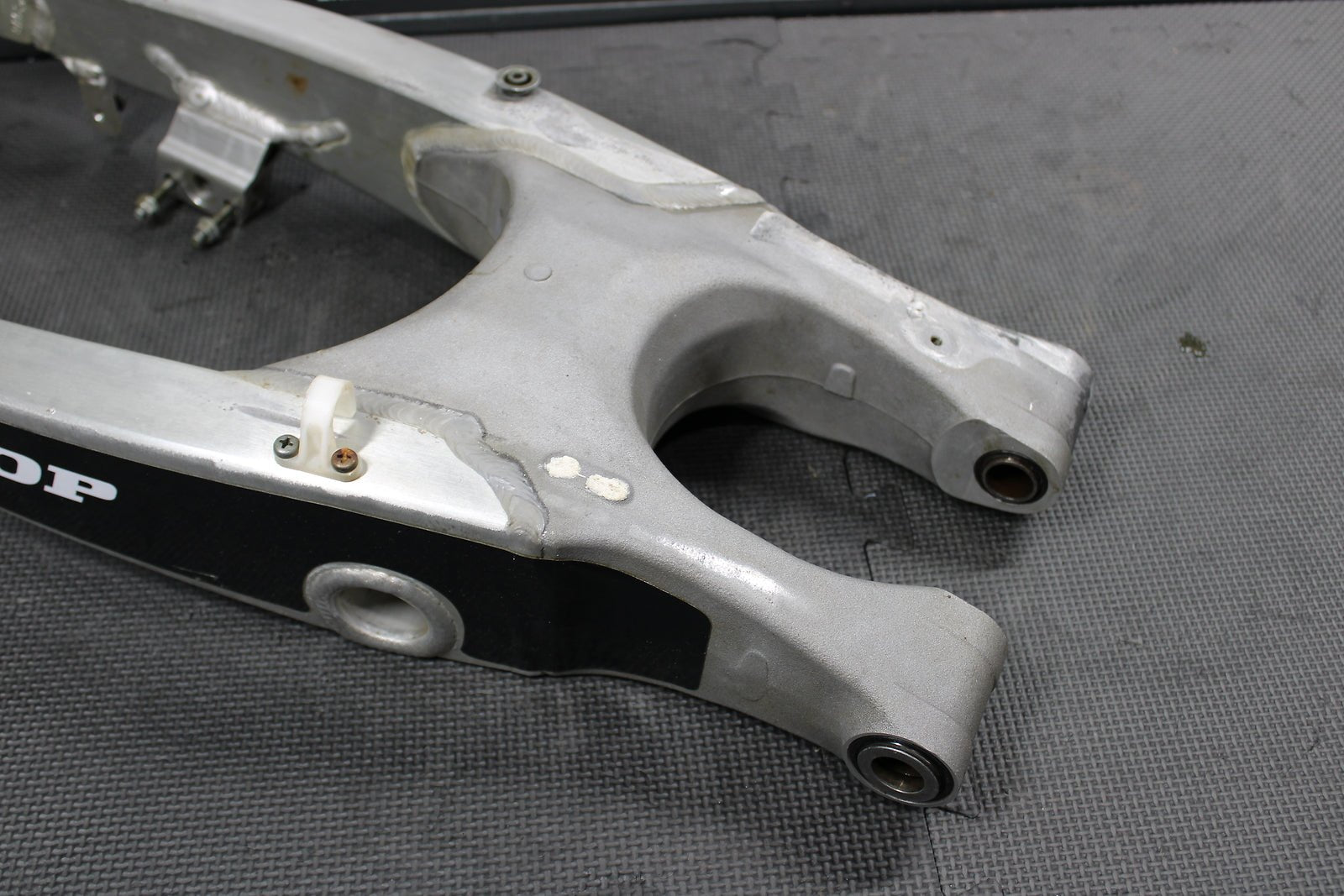 2003 Yamaha YZ125 OEM Swingarm Swing Arm Suspension 5UN - 22110 - 00 - 00 - hggarage