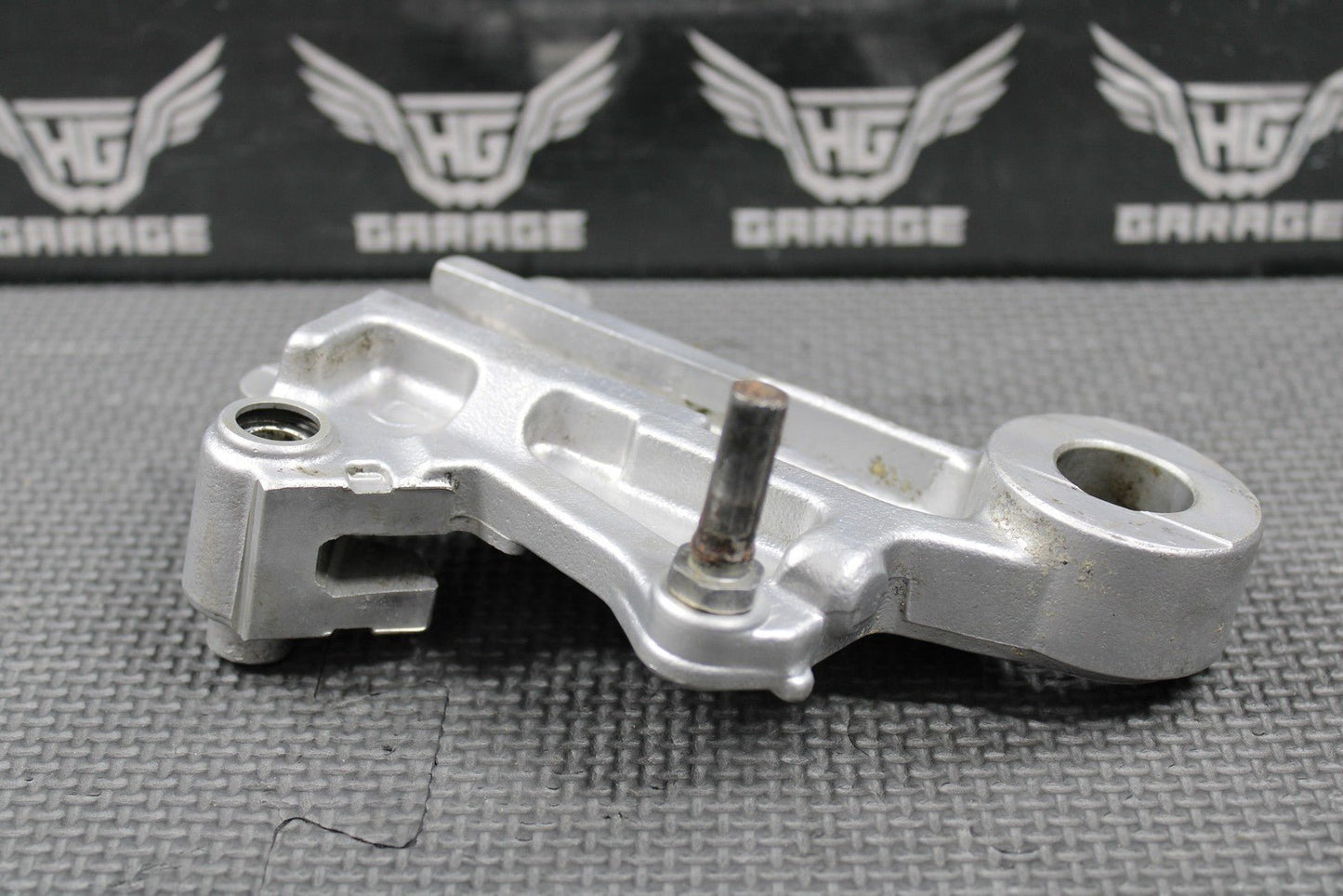 1995 SUZUKI 93 - 95 RMX250 OEM NISSIN REAR BRAKE CALIPER HANGER 69351 - 43D01 - hggarage