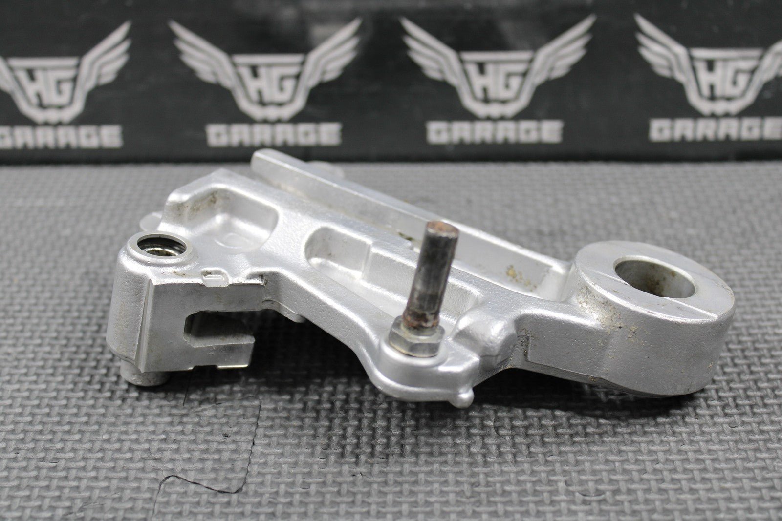 1995 SUZUKI 93 - 95 RMX250 OEM NISSIN REAR BRAKE CALIPER HANGER 69351 - 43D01 - hggarage