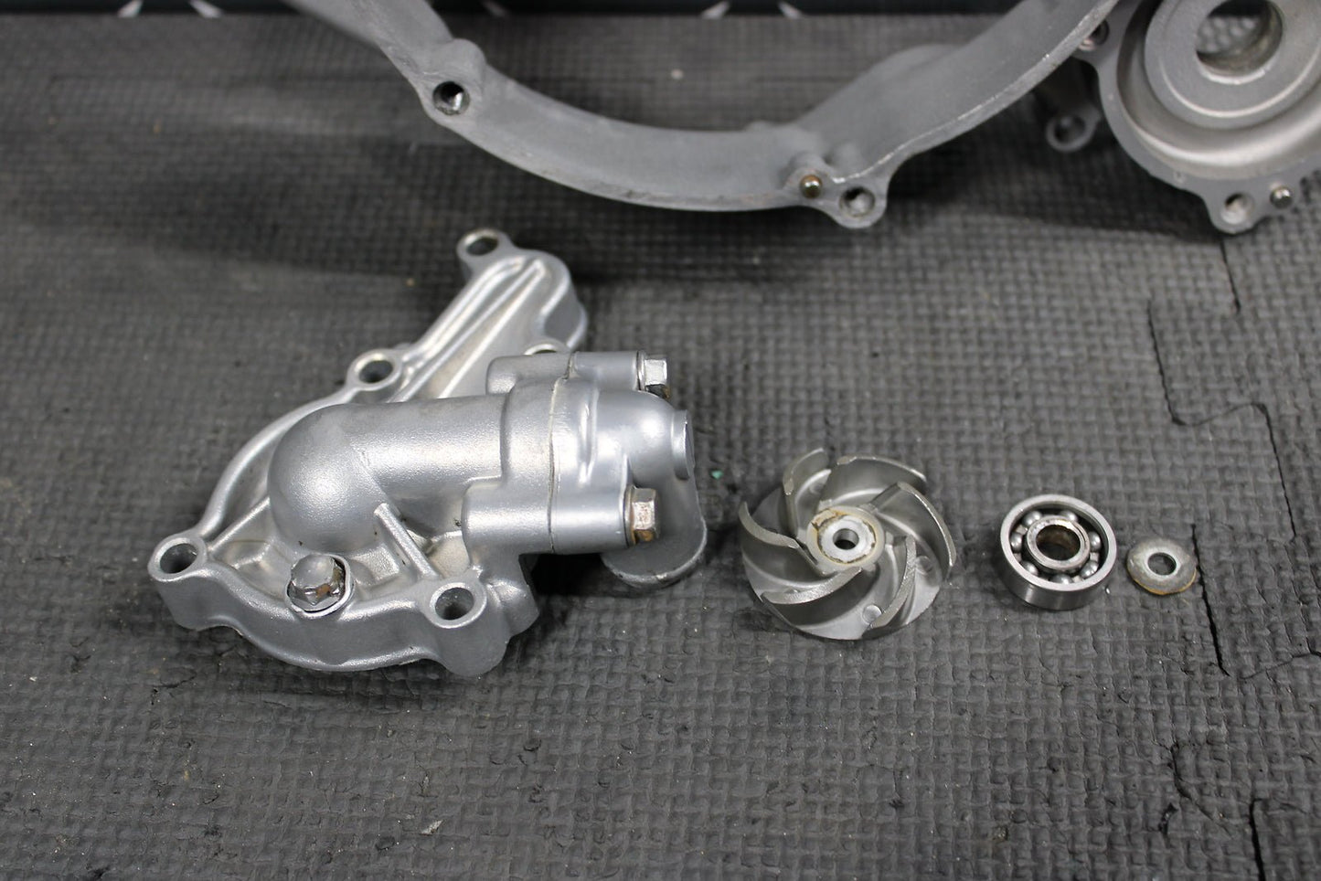 1995 KAWASAKI KX125 OEM ENGINE MOTOR INNER CLUTCH COVER 14032 - 1492 - hggarage
