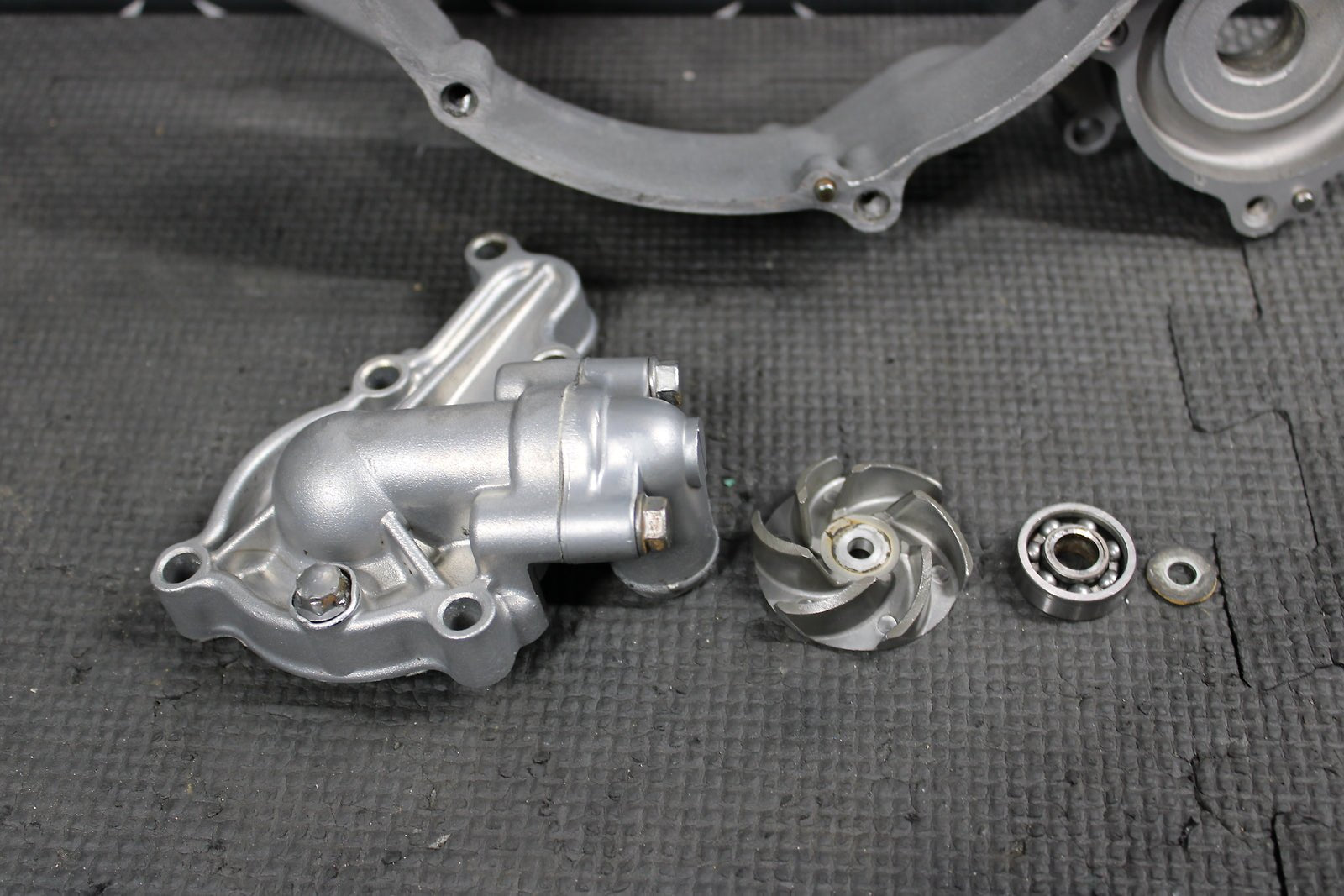 1995 KAWASAKI KX125 OEM ENGINE MOTOR INNER CLUTCH COVER 14032 - 1492 - hggarage