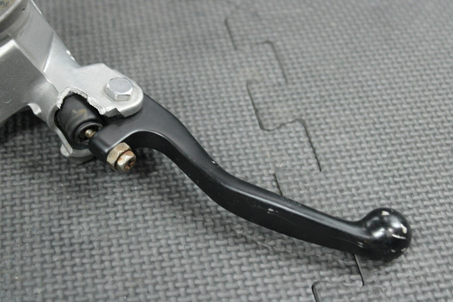 2005 HONDA CR125R OEM NISSIN FRONT BRAKE MASTER CYLINDER W/ LEVER 45510 - MEY - 305 - hggarage