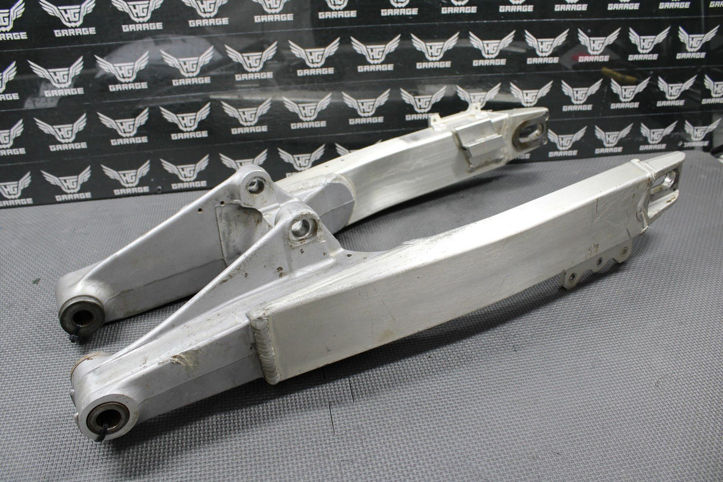 1994 SUZUKI 93 - 95 RM125 RM250 OEM SWINGARM SWING ARM SUSPENSION 61000 - 28E11 GOOD - hggarage