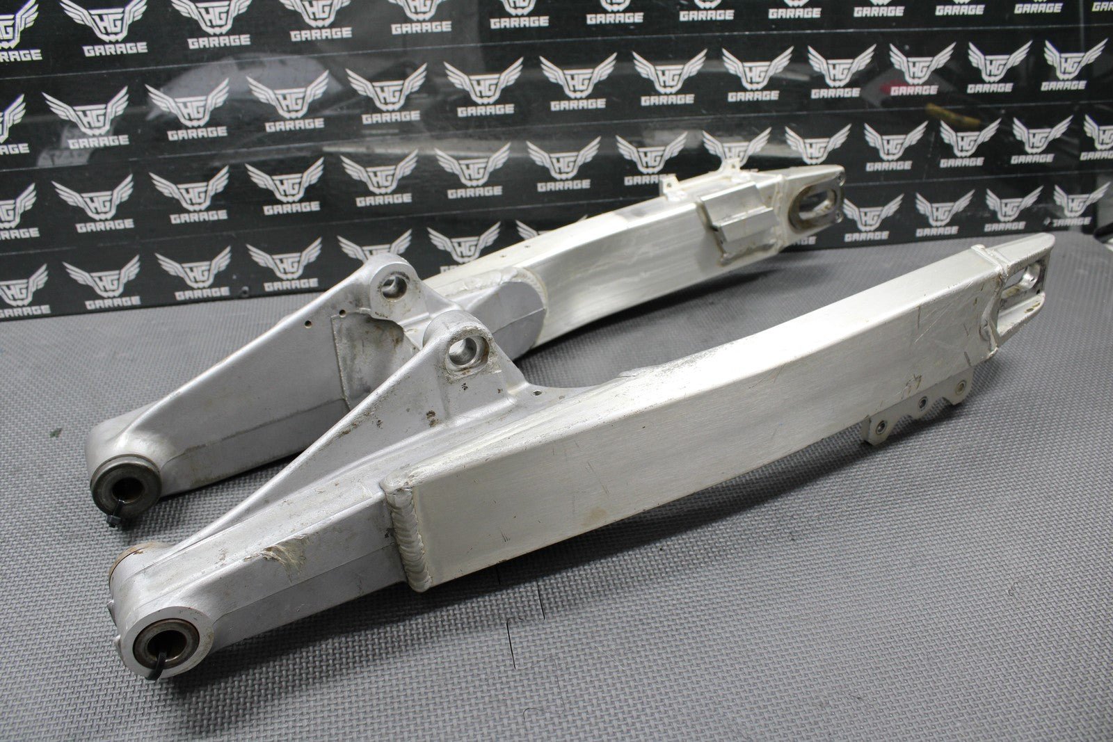 1994 SUZUKI 93 - 95 RM125 RM250 OEM SWINGARM SWING ARM SUSPENSION 61000 - 28E11 GOOD - hggarage