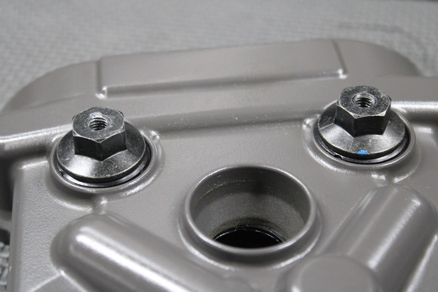 2020 SUZUKI 17 - 25 RMZ250 OEM CYLINER HEAD VALVE COVER & BOLTS 11171 - 49H01 NICE - hggarage