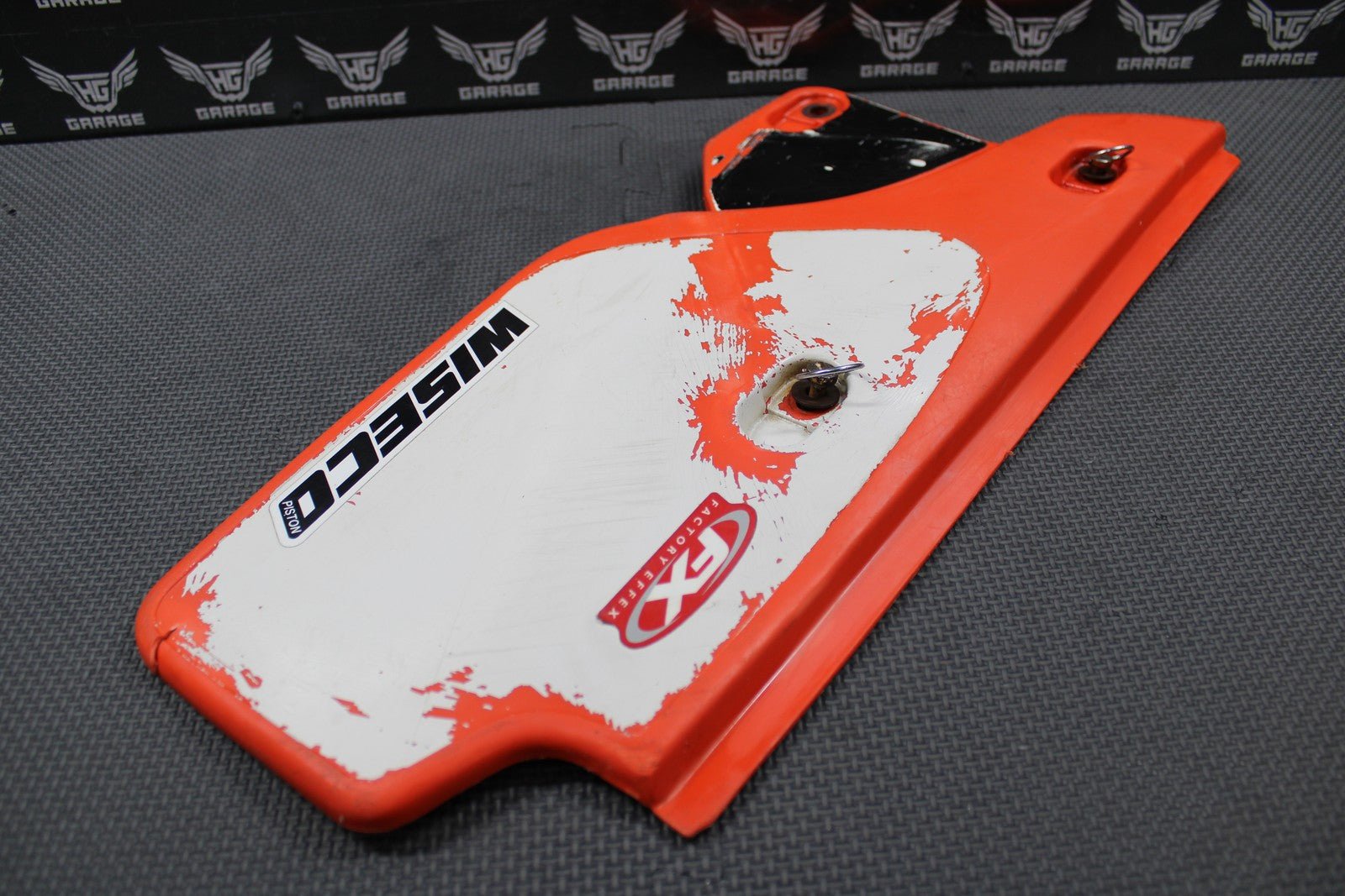 1989 HONDA XR250R OEM LEFT REAR PLASTIC PANEL PLATE AIRBOX COVER 83603 - KT1 - 900ZB - hggarage
