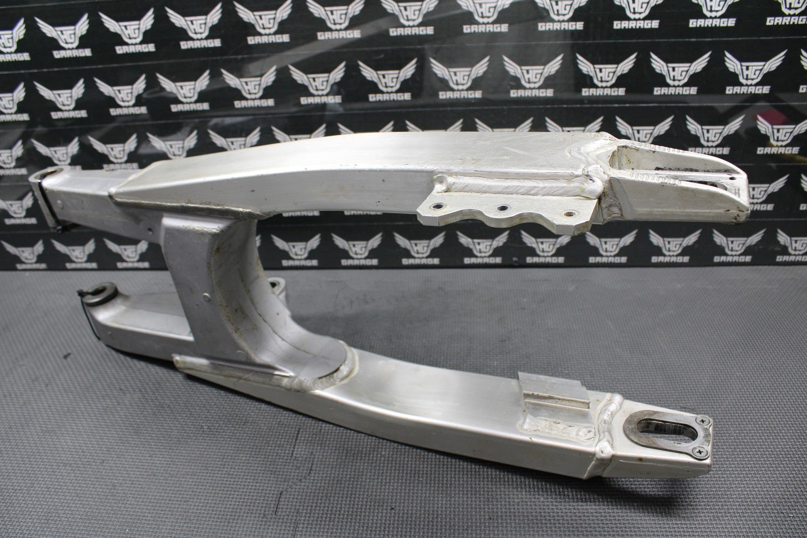 1994 SUZUKI 93 - 95 RM125 RM250 OEM SWINGARM SWING ARM SUSPENSION 61000 - 28E11 GOOD - hggarage