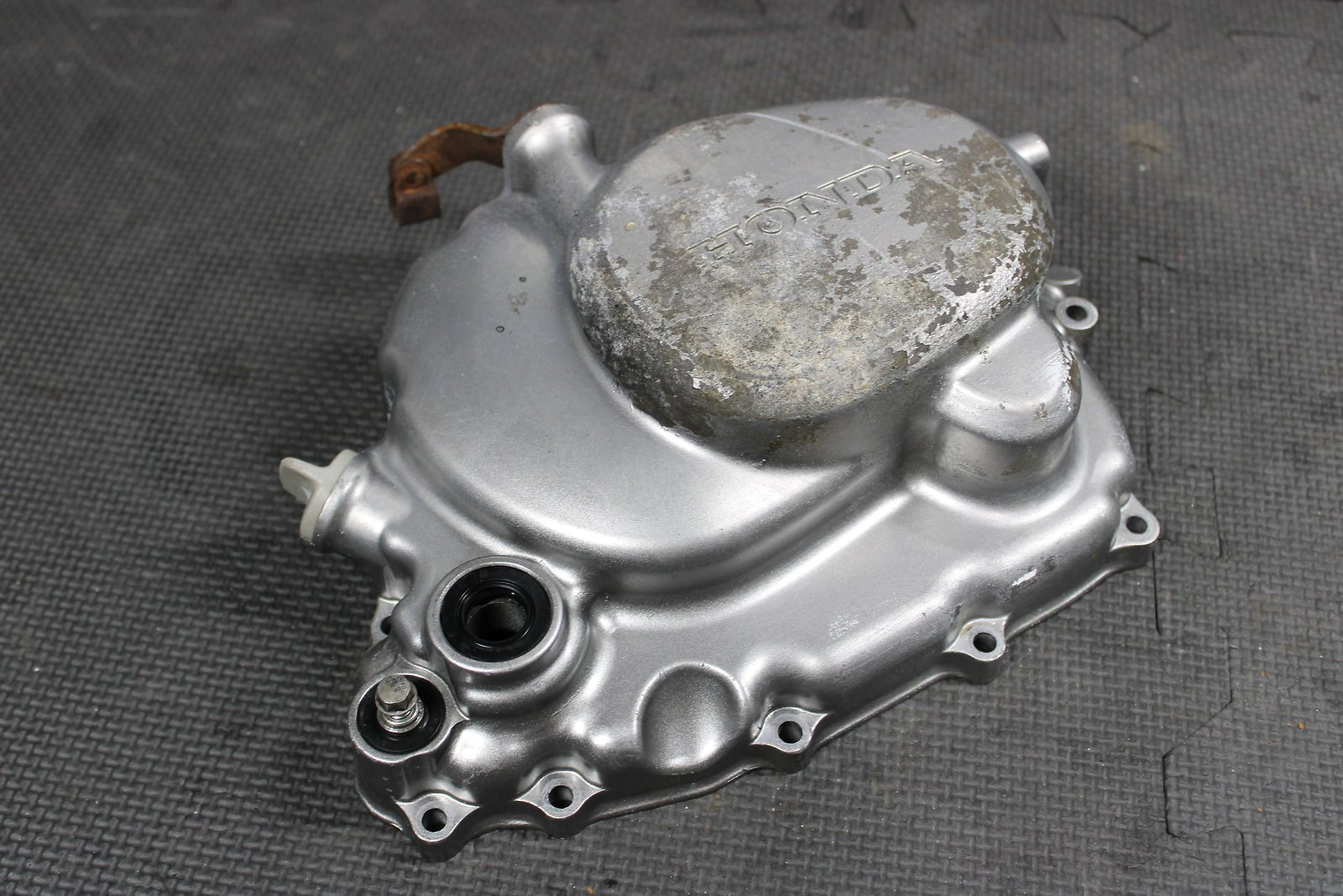 1998 HONDA XR200R 1990 1991 / 93 - 02 ENGINE MOTOR SIDE CLUTCH COVER 11330 - KT0 - 830 - hggarage