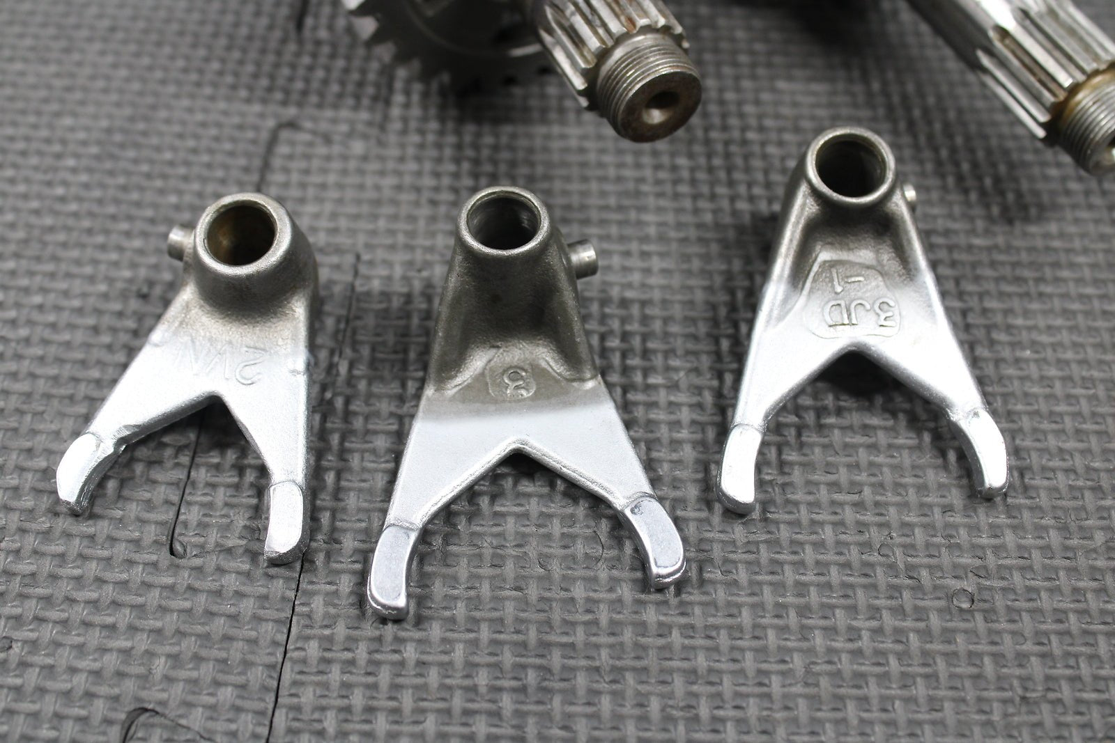 1993 YAMAHA YZ125 OEM 6 SPEED TRANSMISSION TRANNY TRANS GEARBOX SHIFT FORKS GEAR - hggarage