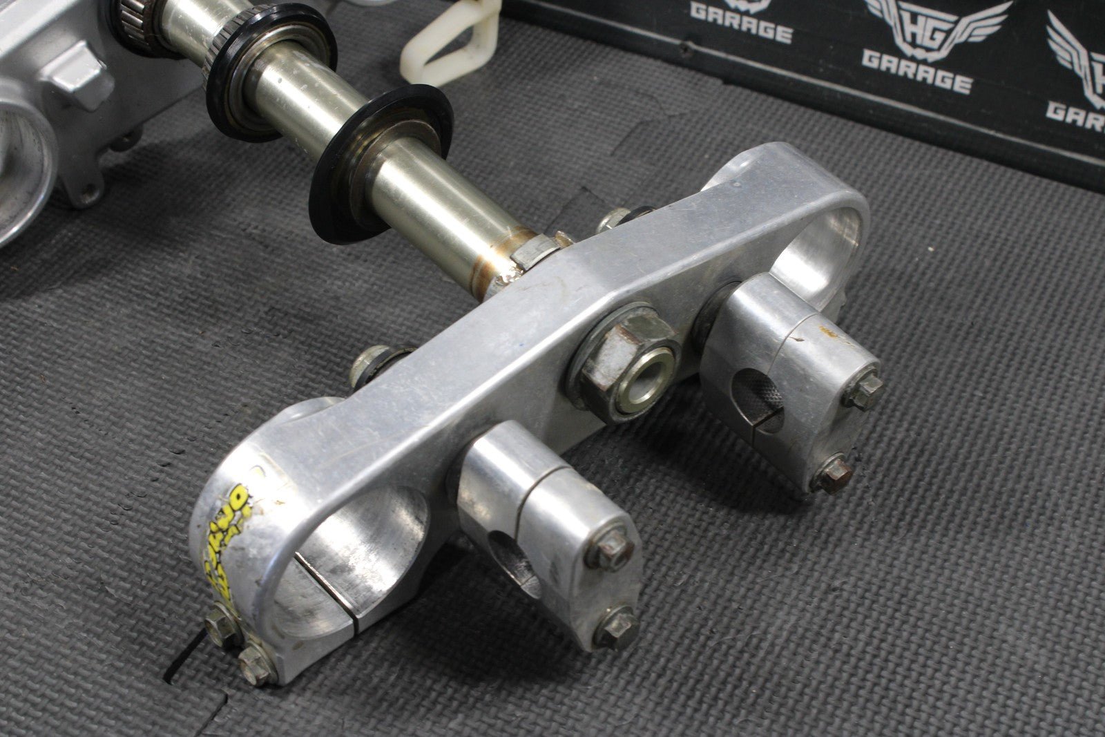 2002 YAMAHA YZ250 OEM FRONT FORKS LOWER BILLET UPPER TRIPLE TREE STEM CLAMP - hggarage