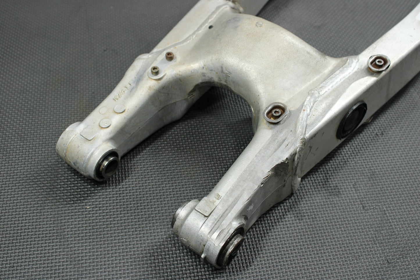 1993 Honda CR250R OEM Swingarm Swing Arm Suspension 52100 - KZ3 - 890ZA - hggarage