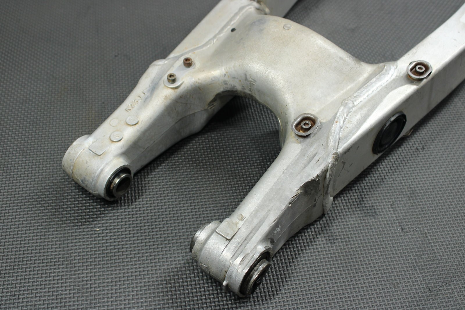 1993 Honda CR250R OEM Swingarm Swing Arm Suspension 52100 - KZ3 - 890ZA - hggarage