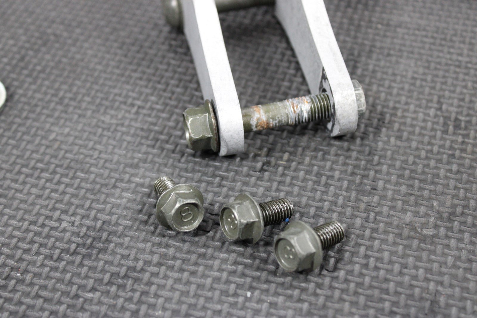 2005 YAMAHA 04 - 05 YZ450F OEM ENGINE MOTOR MOUNT STAY BRACKETS - hggarage