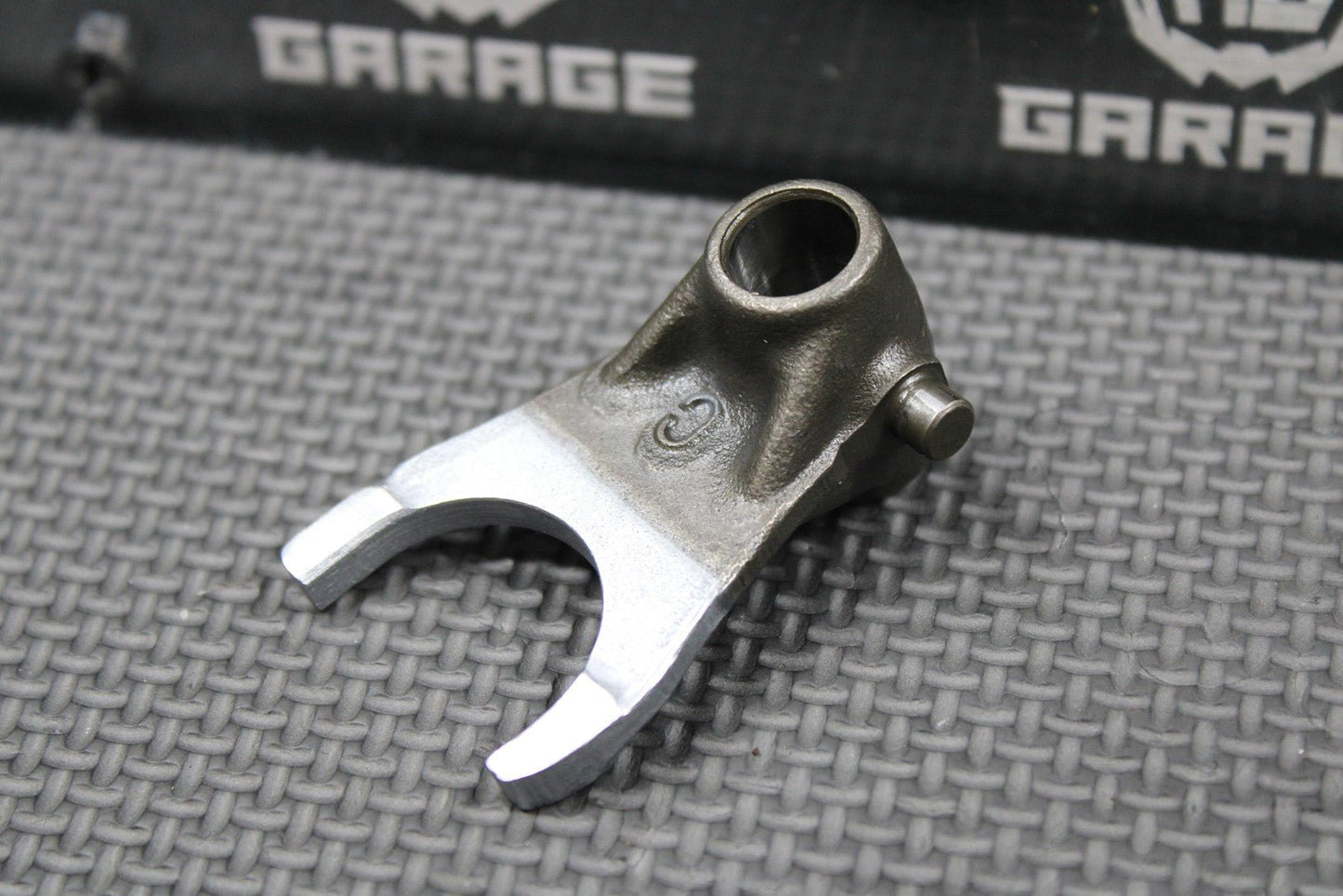 1987 1988 HONDA CR125R OEM TRANSMISSION CENTER GEAR SHIFT FORK C 24231 - KS6 - 700 - hggarage