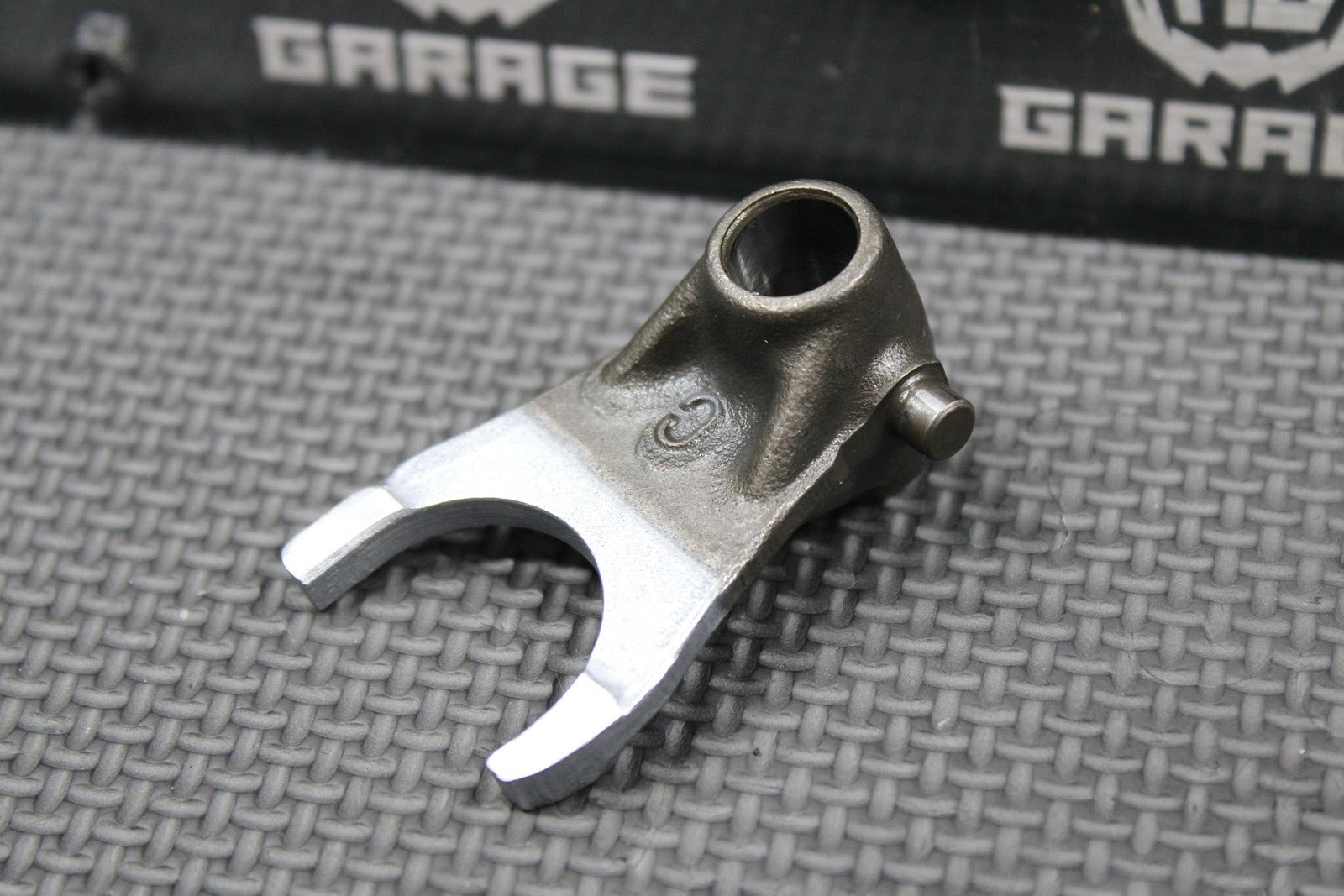 1987 1988 HONDA CR125R OEM TRANSMISSION CENTER GEAR SHIFT FORK C 24231 - KS6 - 700 - hggarage