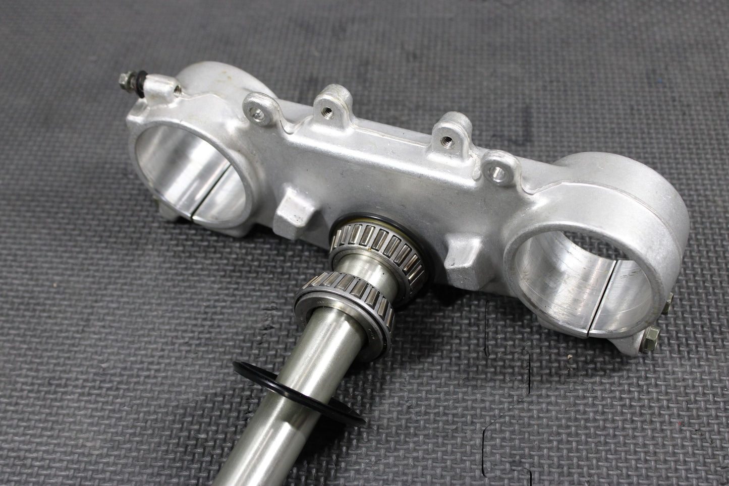 2005 YAMAHA YZ450F OEM FRONT FORKS CLAMP LOWER TRIPLE TREE STEM 5XD - 23340 - M0 - 00 - hggarage
