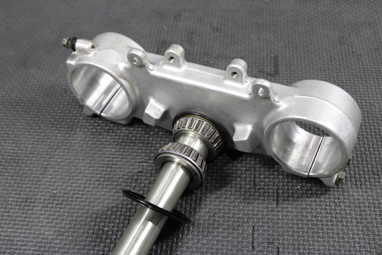 2005 YAMAHA YZ450F OEM FRONT FORKS CLAMP LOWER TRIPLE TREE STEM 5XD - 23340 - M0 - 00 - hggarage