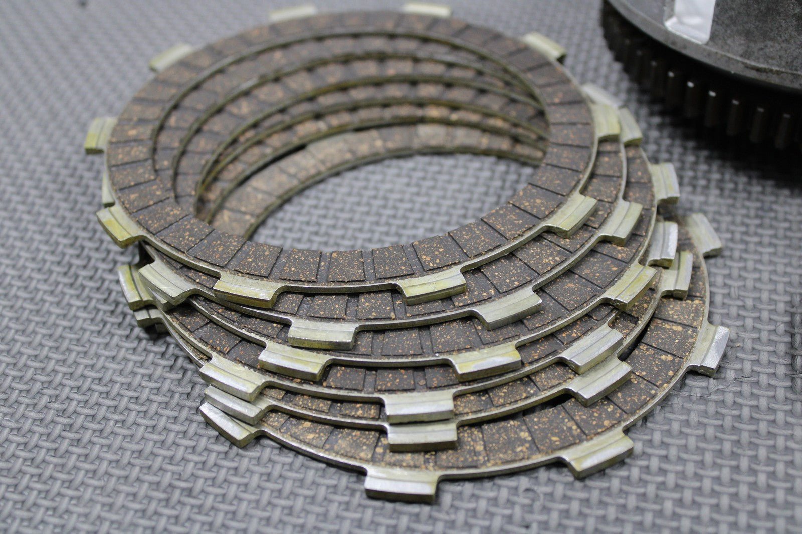1989 HONDA 88 - 95 XR250R OEM CLUTCH BASKET HUB PRESSURE PLATE W PLATES SPRINGS - hggarage