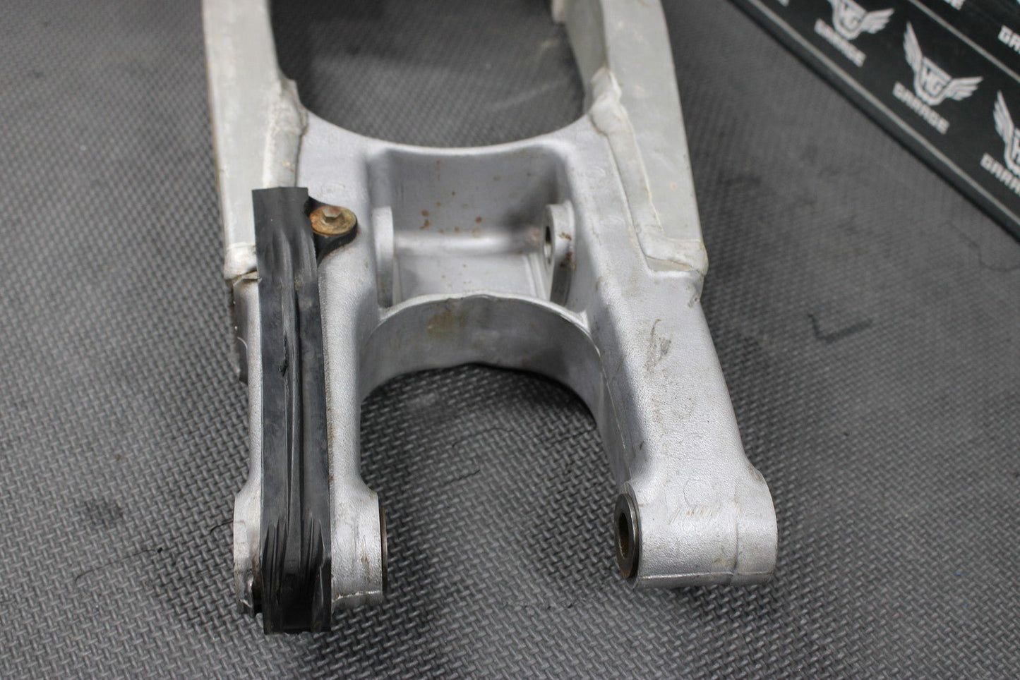 1996 SUZUKI RM250 OEM MODEL T SWINGARM SWING ARM SUSPENSION 61000 - 36E00 - hggarage