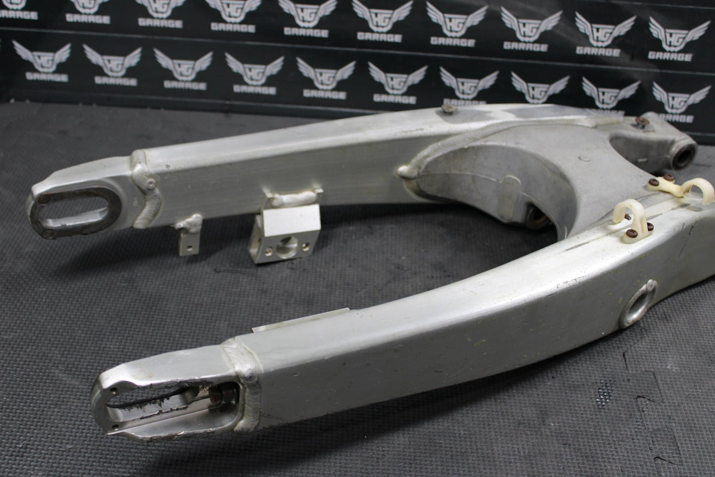 2005 Yamaha YZ250F OEM Swingarm Swing Arm Suspension 1C3 - 22110 - 00 - 00 - hggarage