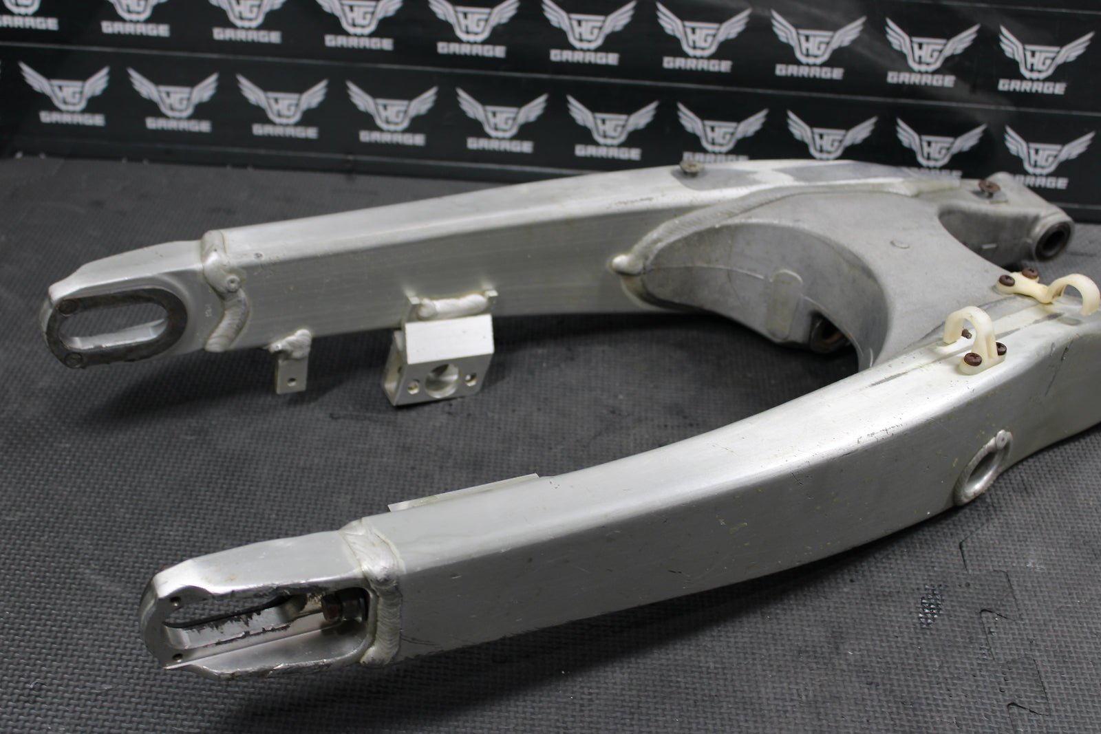 2005 Yamaha YZ250F OEM Swingarm Swing Arm Suspension 1C3 - 22110 - 00 - 00 - hggarage
