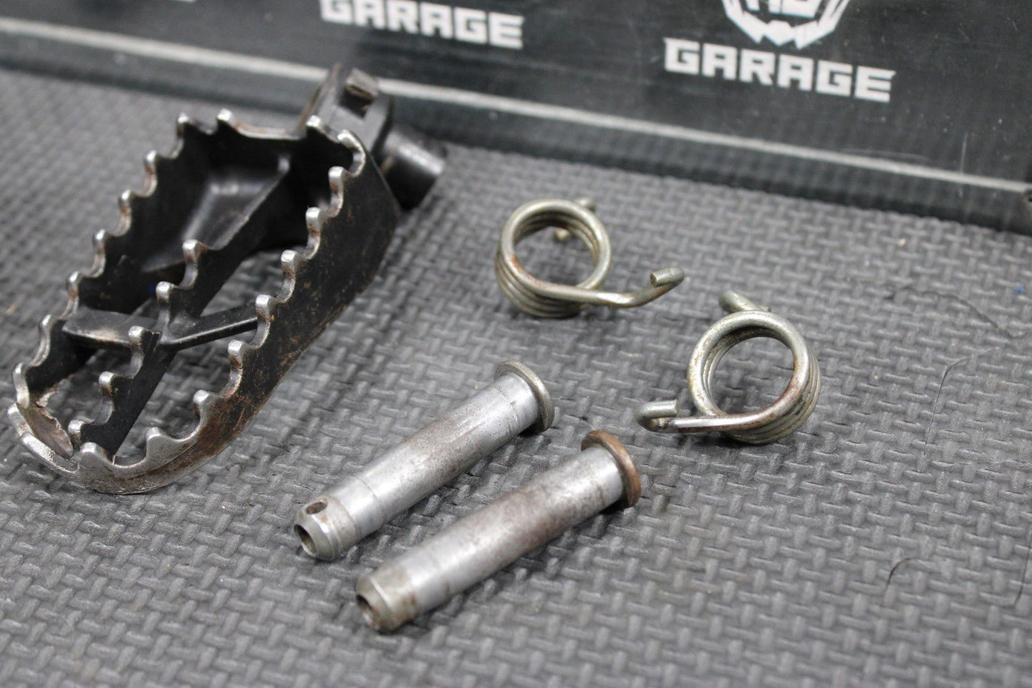 2007 YAMAHA YZ85 OEM FOOT PEGS PEDALS FRAME STAND FOOTPEG PEDAL FOOTREST - hggarage