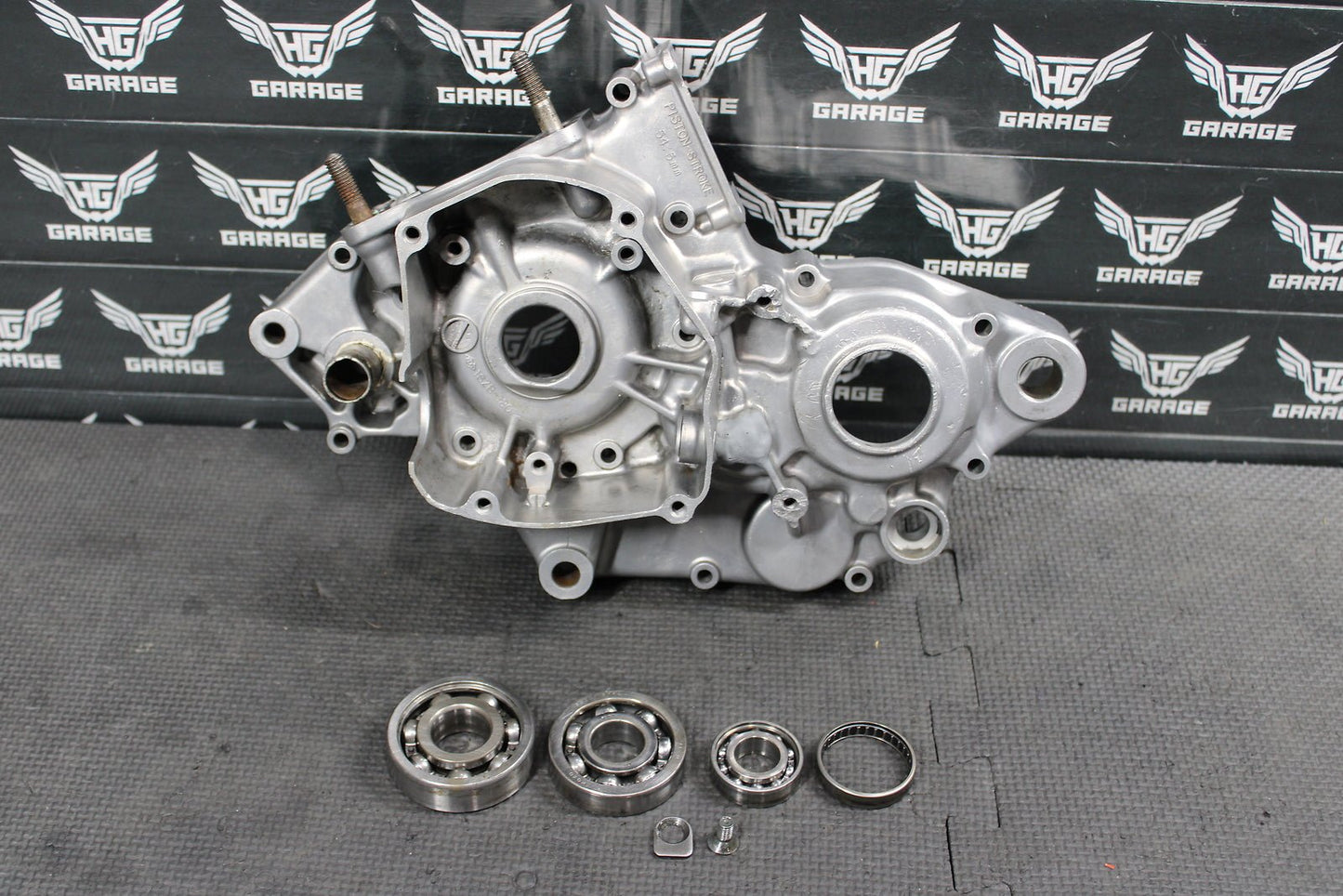 1999 SUZUKI RM125 OEM LEFT ENGINE MOTOR CRANKCASE CRANK CASE BOTTOM END - hggarage
