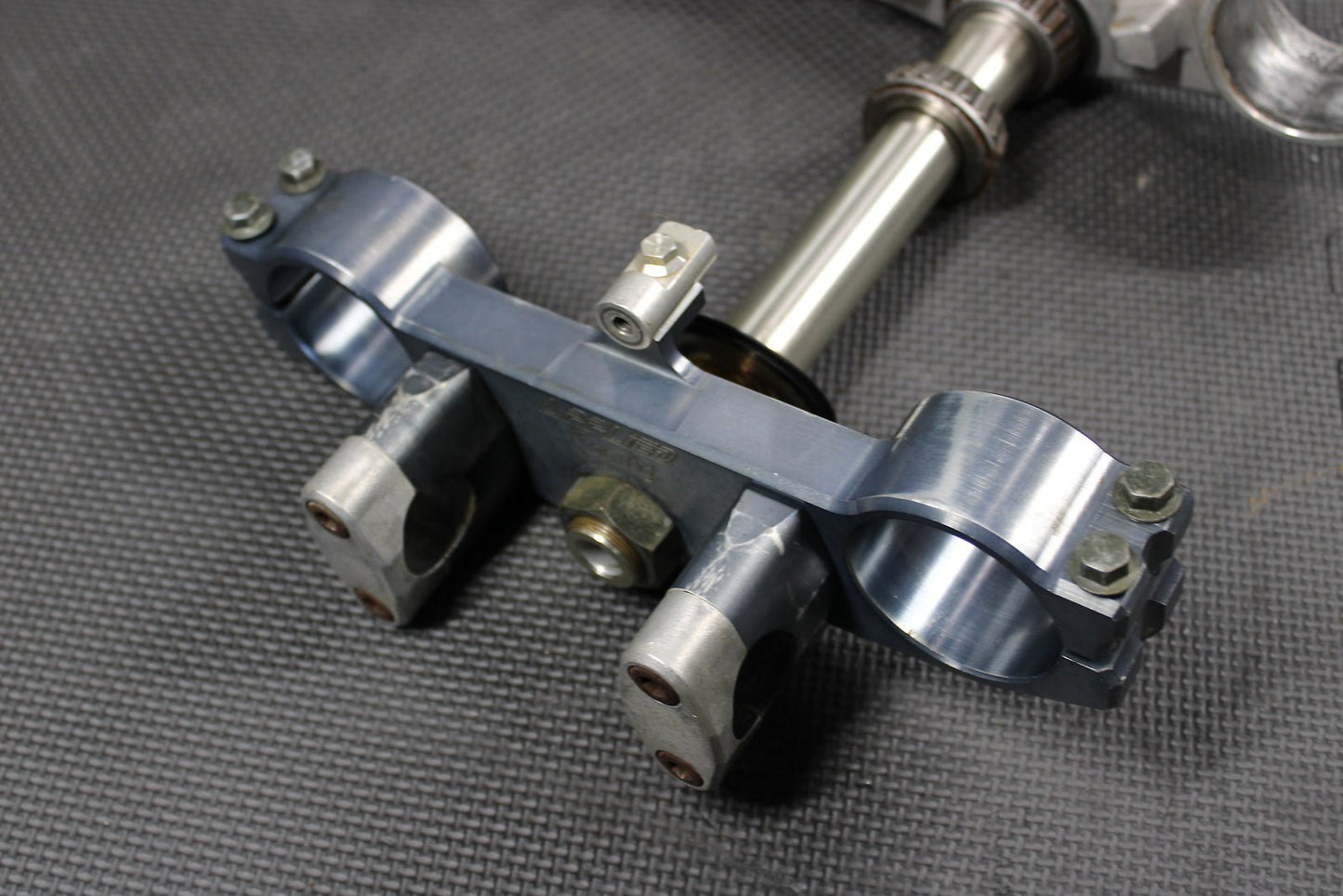 2002 YAMAHA YZ250F OEM LOWER UPPERBILLET APPLIED TRIPLE TREE STEM CLAMP - hggarage