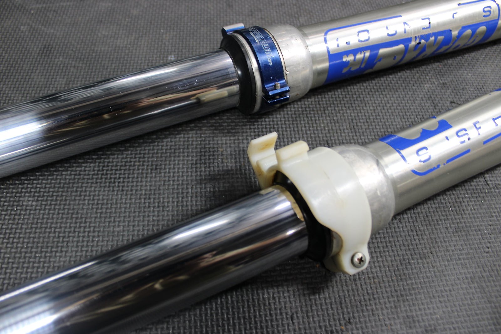 1999 YAMAHA YZ250 OEM RIGHT LEFT FRONT SUSPENSION FORKS SHOCKS 5CU - 23102 - 00 - 00 - hggarage