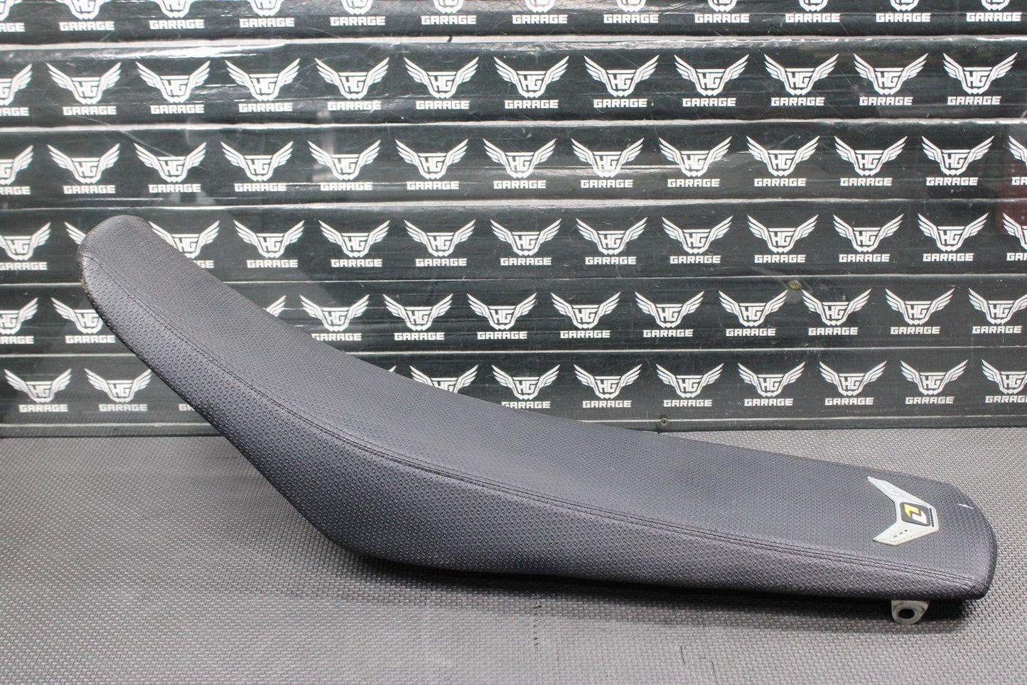 2005 YAMAHA 04 - 05 YZ450F OEM SEAT SADDLE CUSHION PAN 5XD - 24710 - 00 - 00 - hggarage