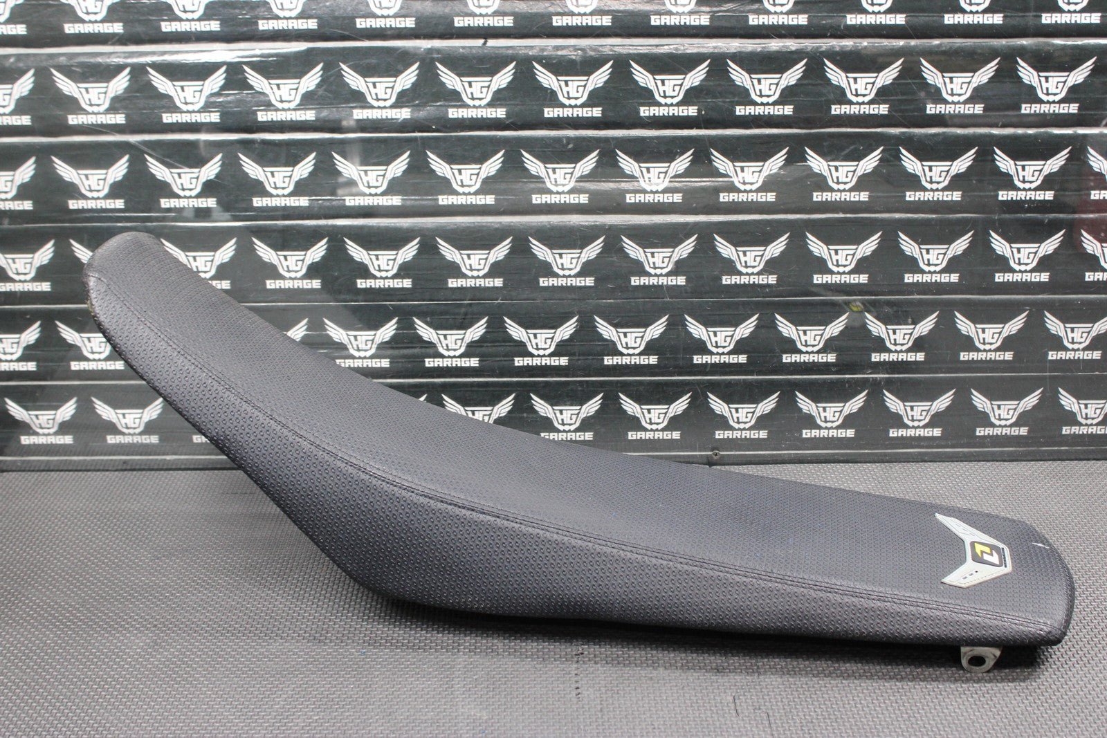 2005 YAMAHA 04 - 05 YZ450F OEM SEAT SADDLE CUSHION PAN 5XD - 24710 - 00 - 00 - hggarage
