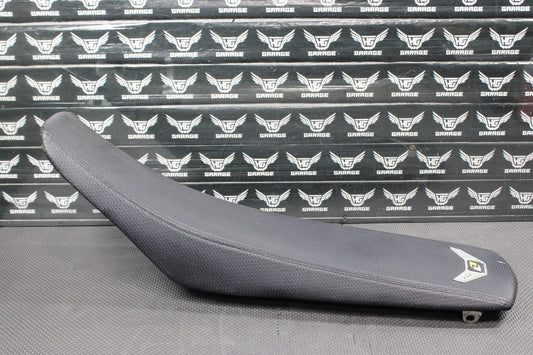 2005 YAMAHA 04 - 05 YZ450F OEM SEAT SADDLE CUSHION PAN 5XD - 24710 - 00 - 00 - hggarage