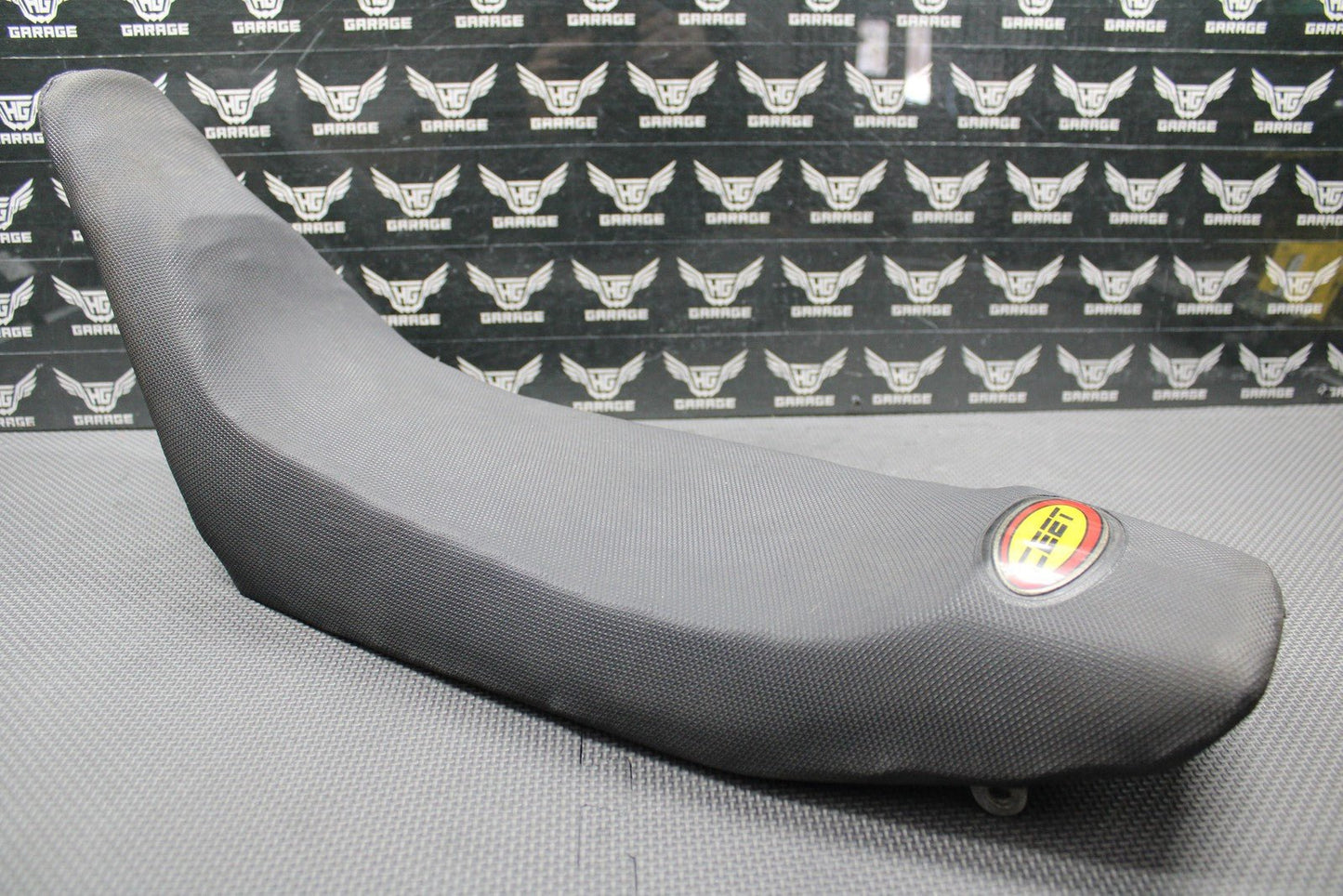 1999 SUZUKI RM250 OEM SEAT SADDLE FOAM PAN SHAVED LOW W/ CEET GRIPPER COVER - hggarage