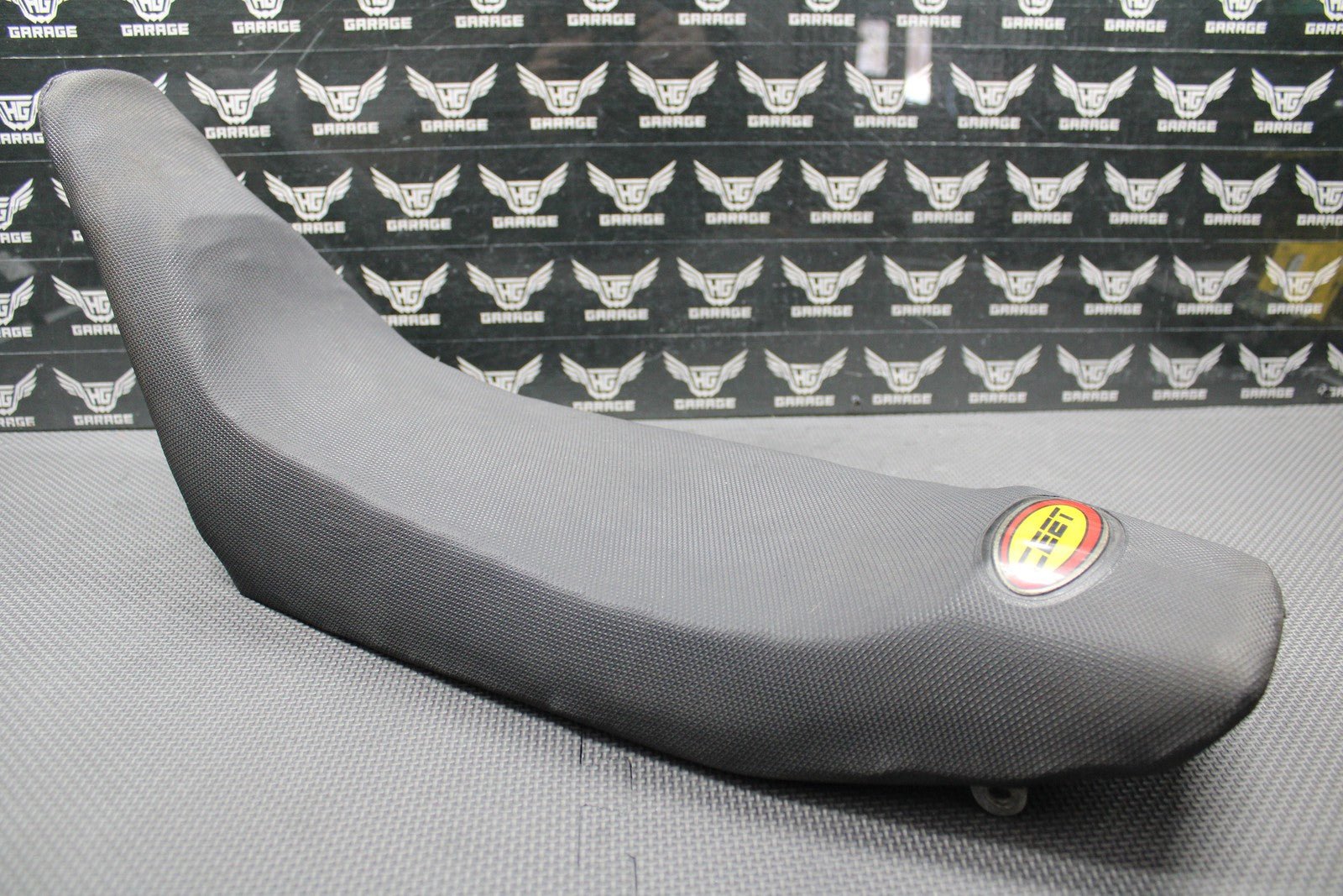 1999 SUZUKI RM250 OEM SEAT SADDLE FOAM PAN SHAVED LOW W/ CEET GRIPPER COVER - hggarage