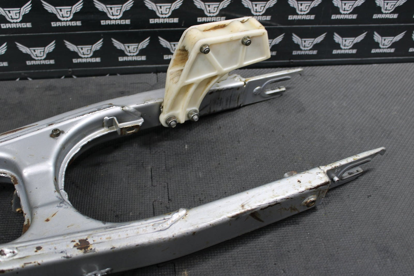 2000 HONDA XR200R OEM SWINGARM SWING ARM SUSPENSION 52200 - KT0 - A30ZA - hggarage