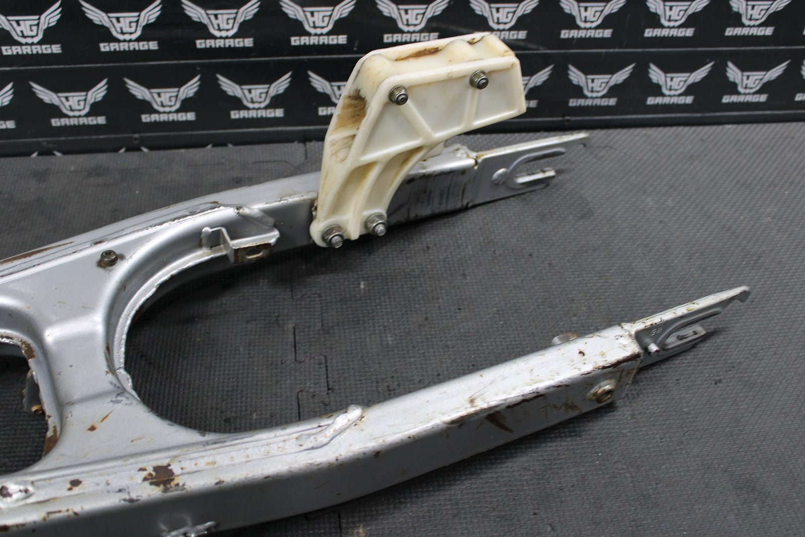 2000 HONDA XR200R OEM SWINGARM SWING ARM SUSPENSION 52200 - KT0 - A30ZA - hggarage