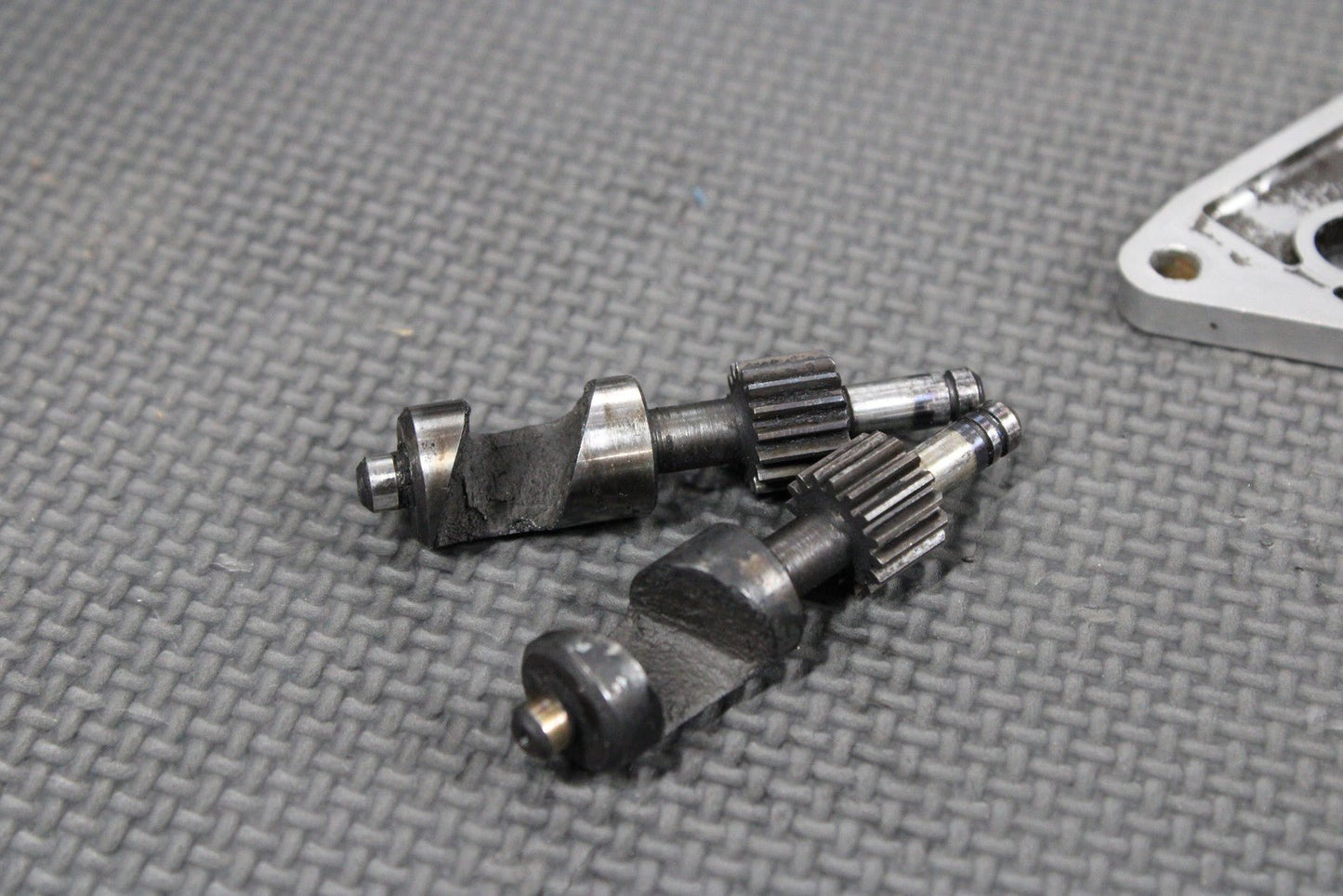 1986 KAWASAKI KDX200 OEM ENGINE POWER VALVE EXHAUST VALVE W CYLINDER COVERS - hggarage