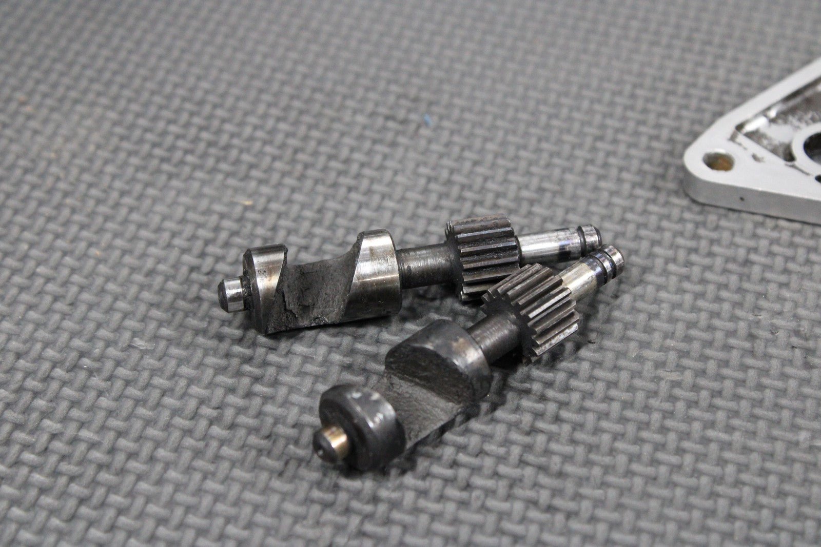 1986 KAWASAKI KDX200 OEM ENGINE POWER VALVE EXHAUST VALVE W CYLINDER COVERS - hggarage