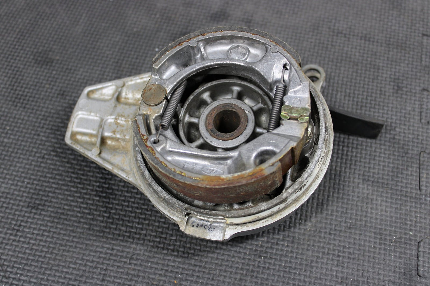 1998 HONDA XR200R 84 - 88 / 1990 1991 / 93 - 02 OEM FRONT DRUM BRAKE ASSEMBLY - hggarage