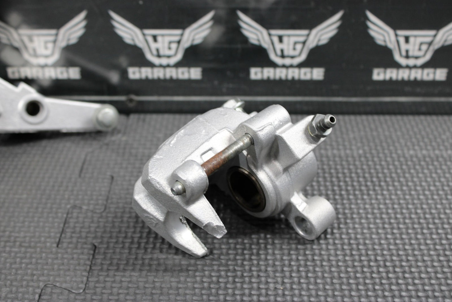 2014 KAWASAKI KX250F 04 - 18 OEM NISSIN REAR BACK BRAKE CALIPER HANGER 43080 - 0230 - hggarage