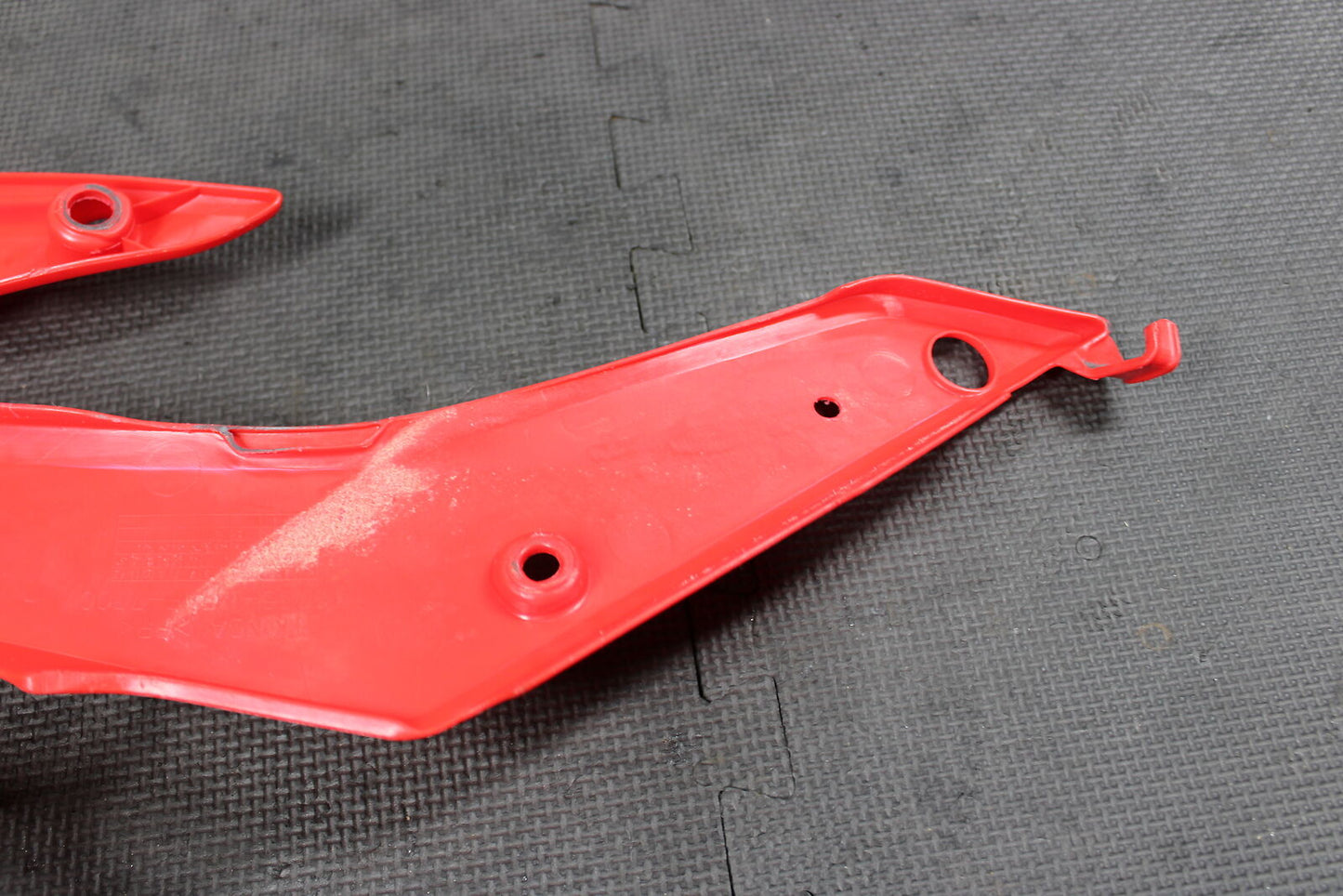 2007 HONDA CRF450R OEM LEFT PLASTIC PANEL FENDER STAY BRACKET 19035-MENF-7300