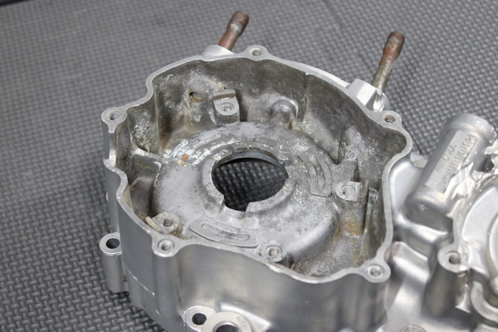 1997 97 - 99 KAWASAKI KX250 OEM LEFT ENGINE MOTOR CRANKCASE CRANK CASES BLOCK - hggarage