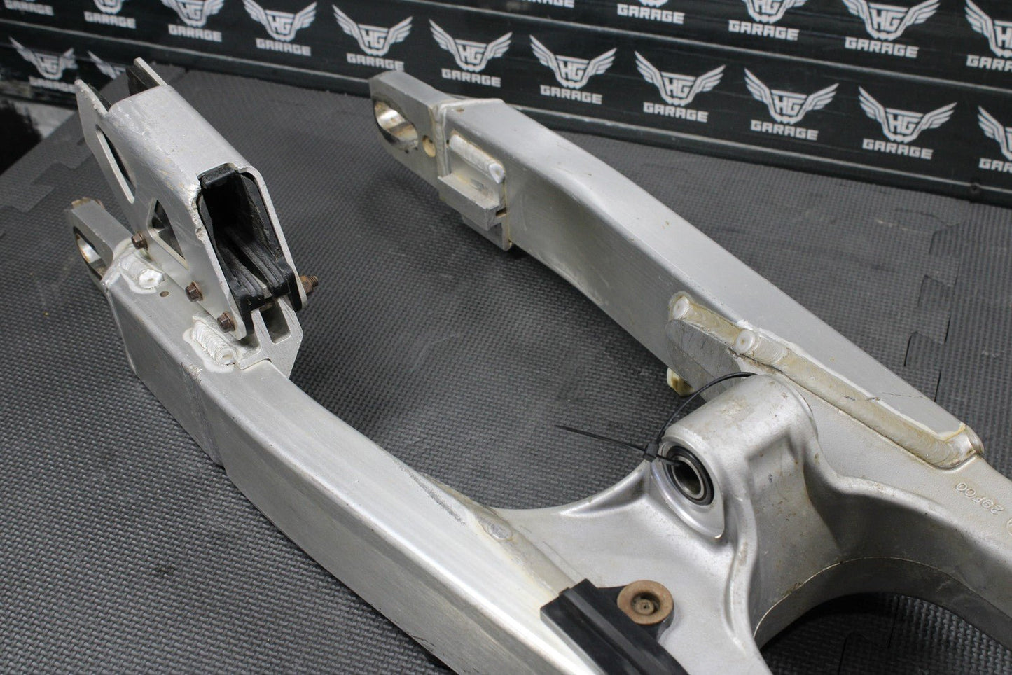 2000 SUZUKI 00 - 07 DRZ400 DRZ400E OEM SWINGARM SWING ARM SUSPENSION 61000 - 29F00 - hggarage