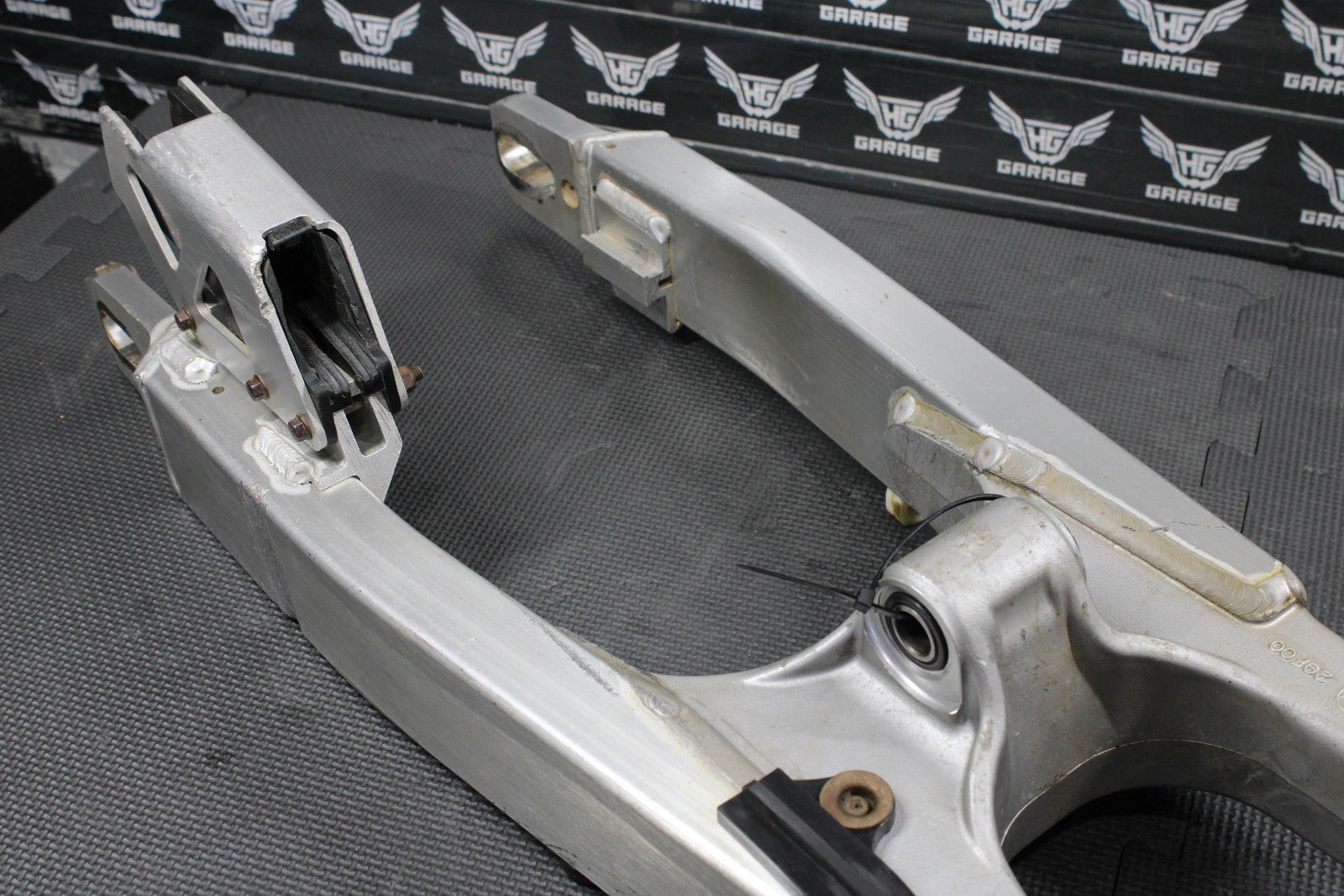 2000 SUZUKI 00 - 07 DRZ400 DRZ400E OEM SWINGARM SWING ARM SUSPENSION 61000 - 29F00 - hggarage